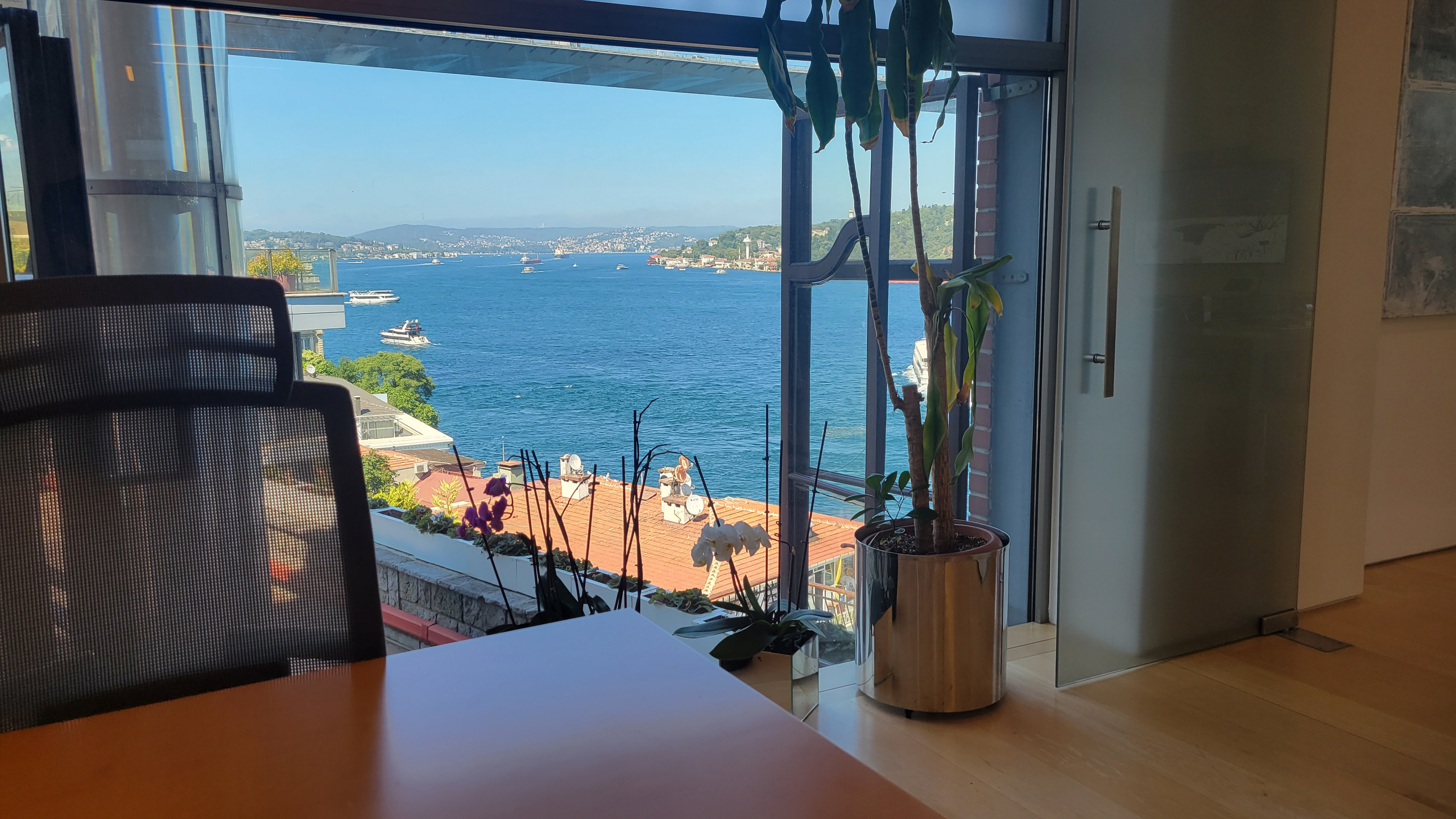 После крепости пошли в соседний музей современного искусства Борусан, расположенный в офисах концерна Боусан. Концерн с 1944 г торгует сталью, работает в 11 странах мира. А по выходным центральный офис превращается в культурный центр, где проходят выставки, концерты. На крыше - смотровая площадка на Босфор и второй босфорский мост. На фото - вид из офисного окна. У кого-то офисный вид такой