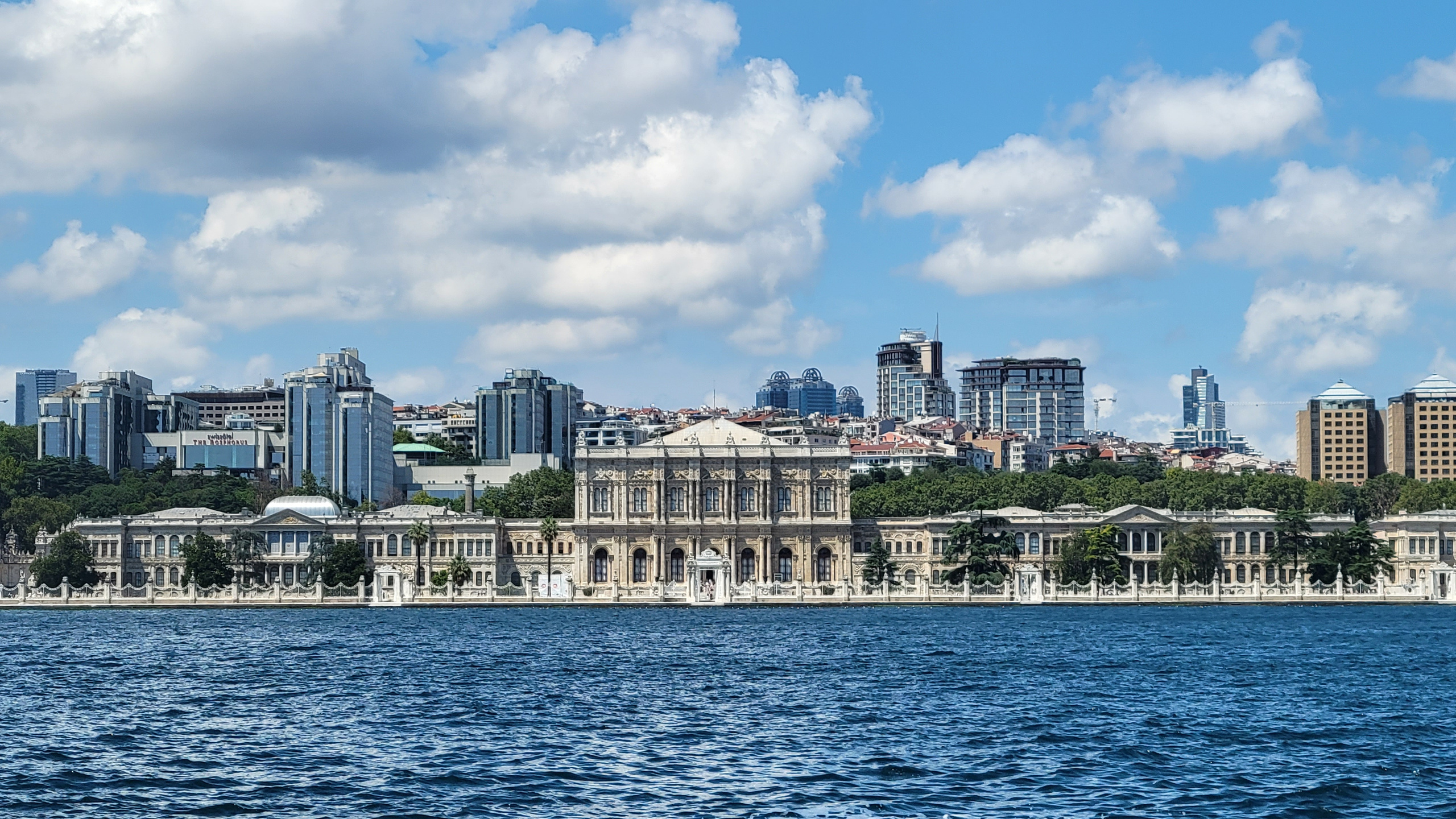 Дворец XIX в построен на берегу Босфора и был резиденцией 6 турецких султанов