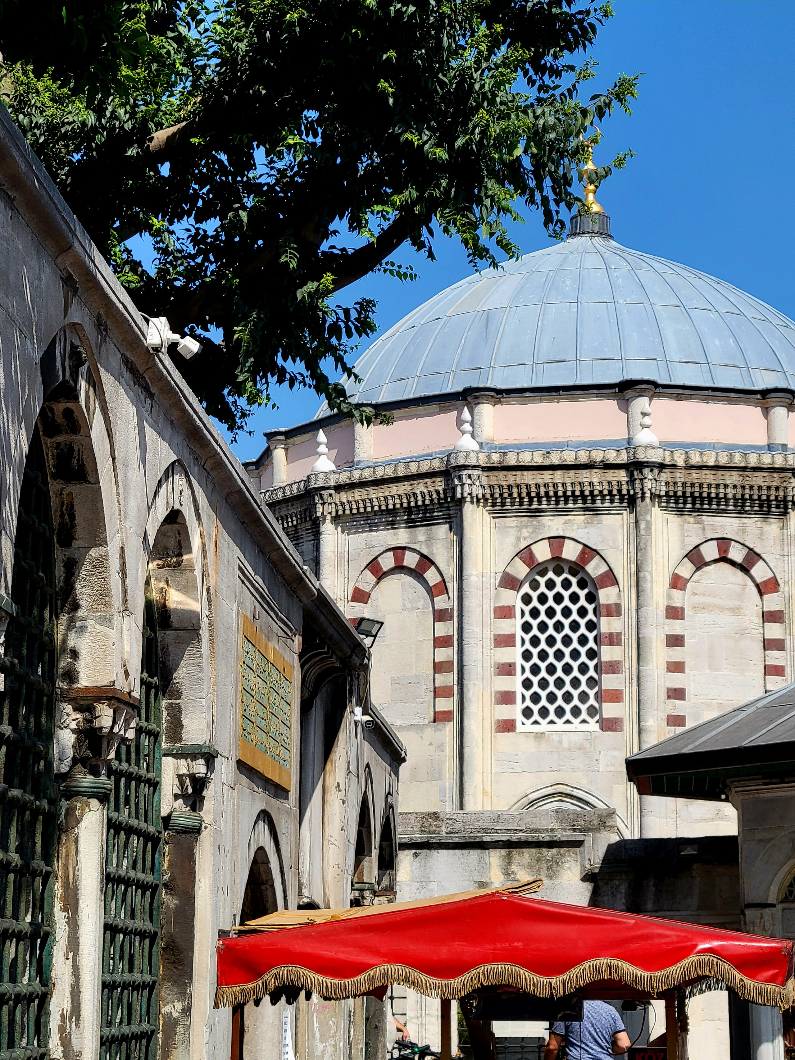 Кюллие Коджа Синан-паши 1593 г. Комплекс богадельни, медресе, фонтан и мавзолей великого визиря Синан-паши, который попал в Турцию в виде налога ребенком из Албании. Обучился в школе, дослужился до поста Великого Визиря, которую занимал при 5 султанах.