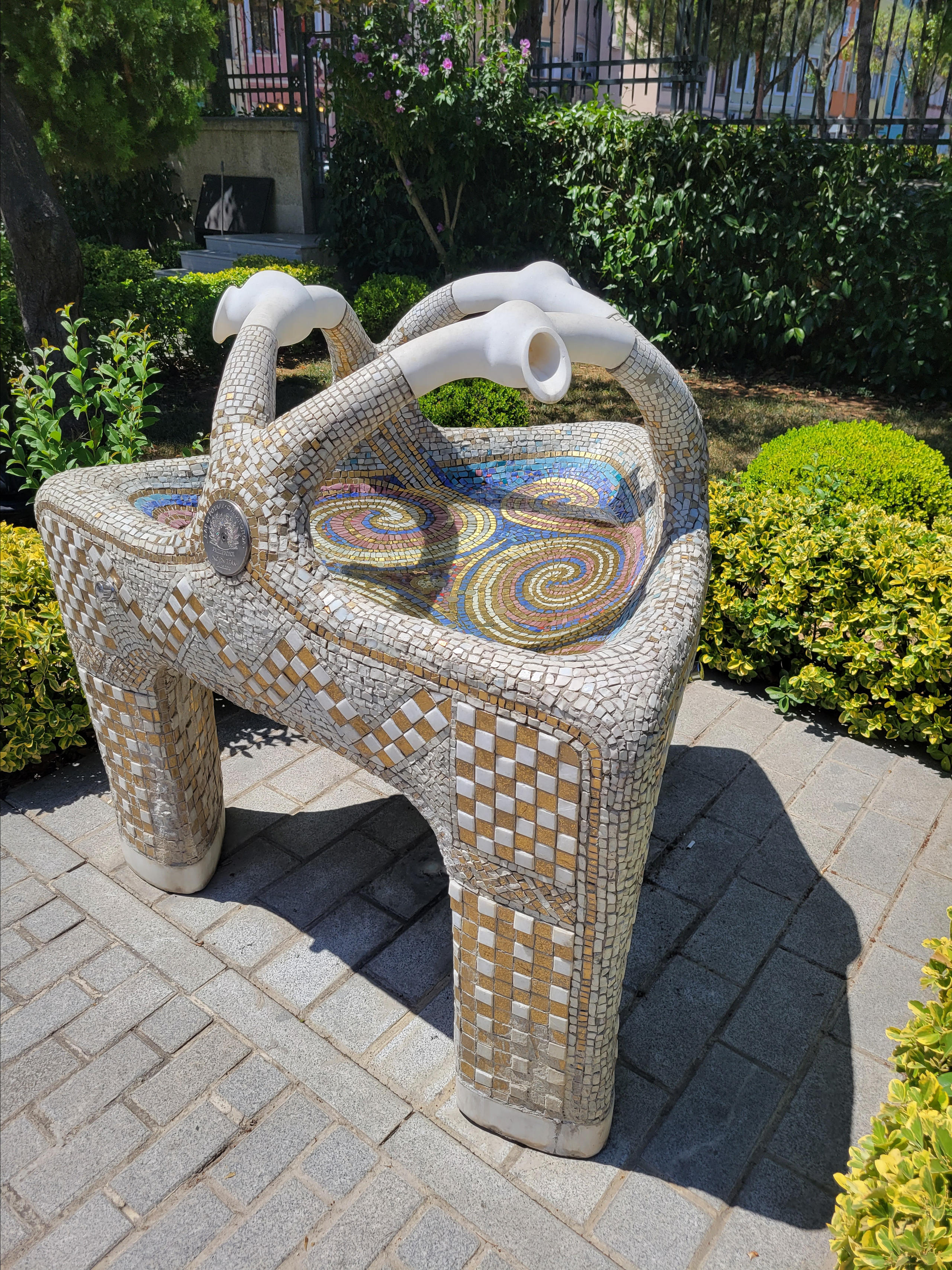 Фонтан во дворе церкви