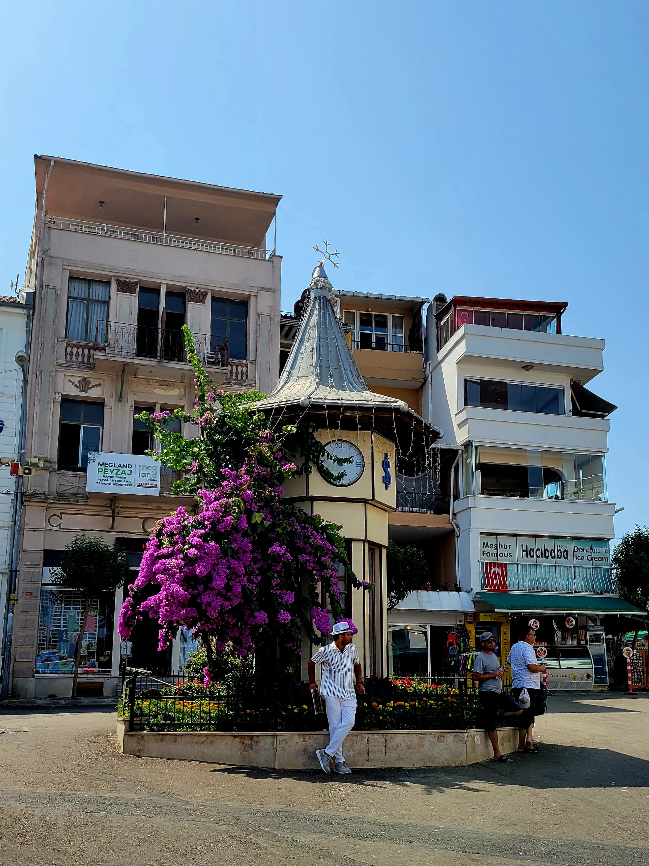 Число жителей островов варьируется - не превышает нескольких тысяч. На островах запрещено автомобильное движение. Основной вид транспорта - велосипед или электромотороллеры.
