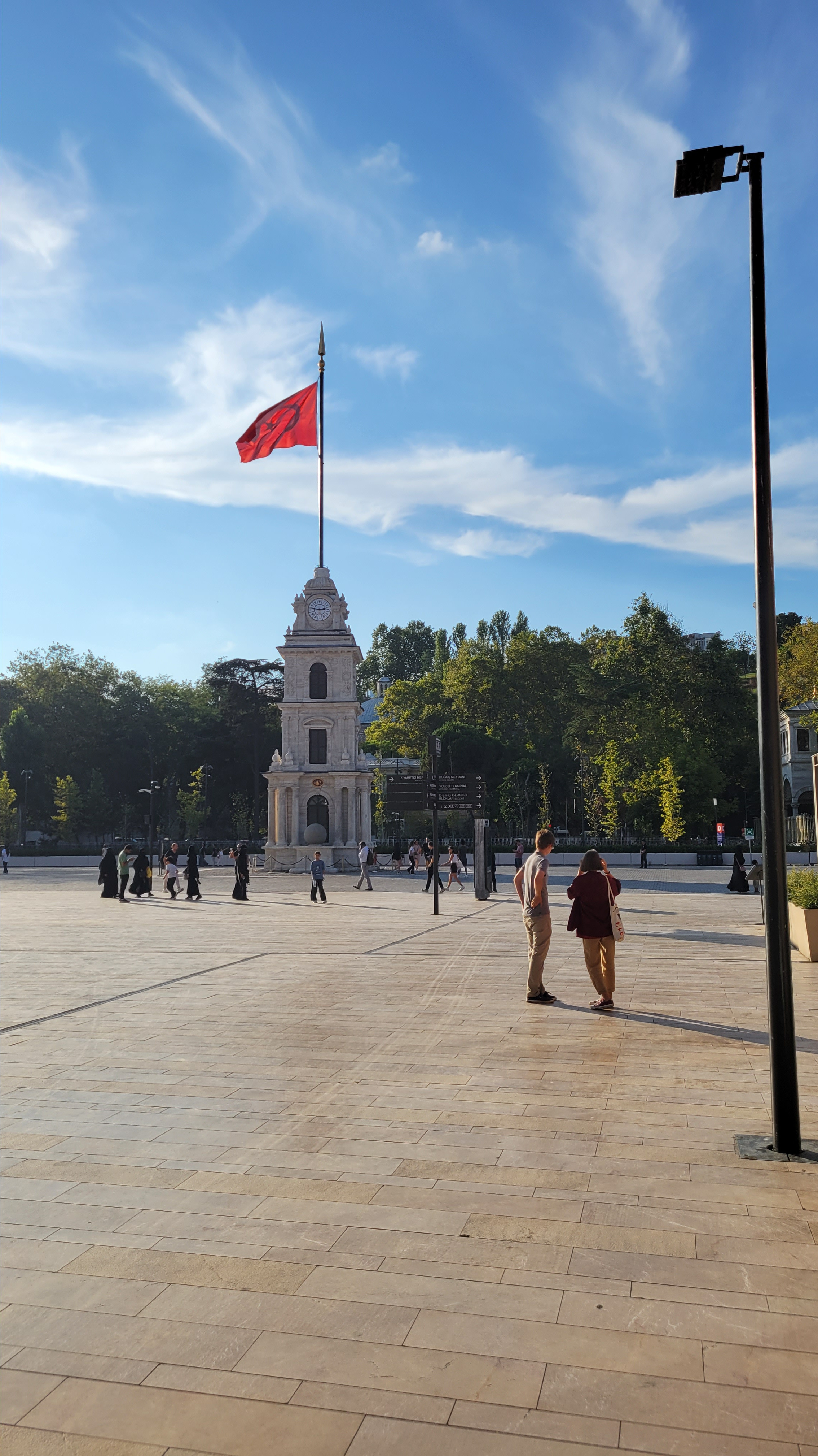 Отдельно хотел написать про уличную еду в Стамбуле. Подходящих фото нет, но вся уличная еда пробовалась как раз тут рядом.  Первое - донер. Она же шаурма. Такая же как у нас, но без соуса внутри. Сухо, невкусно. Второе - балык экмек, под Галатским мостом. Хот дог из рыбы. Очень вкусно!