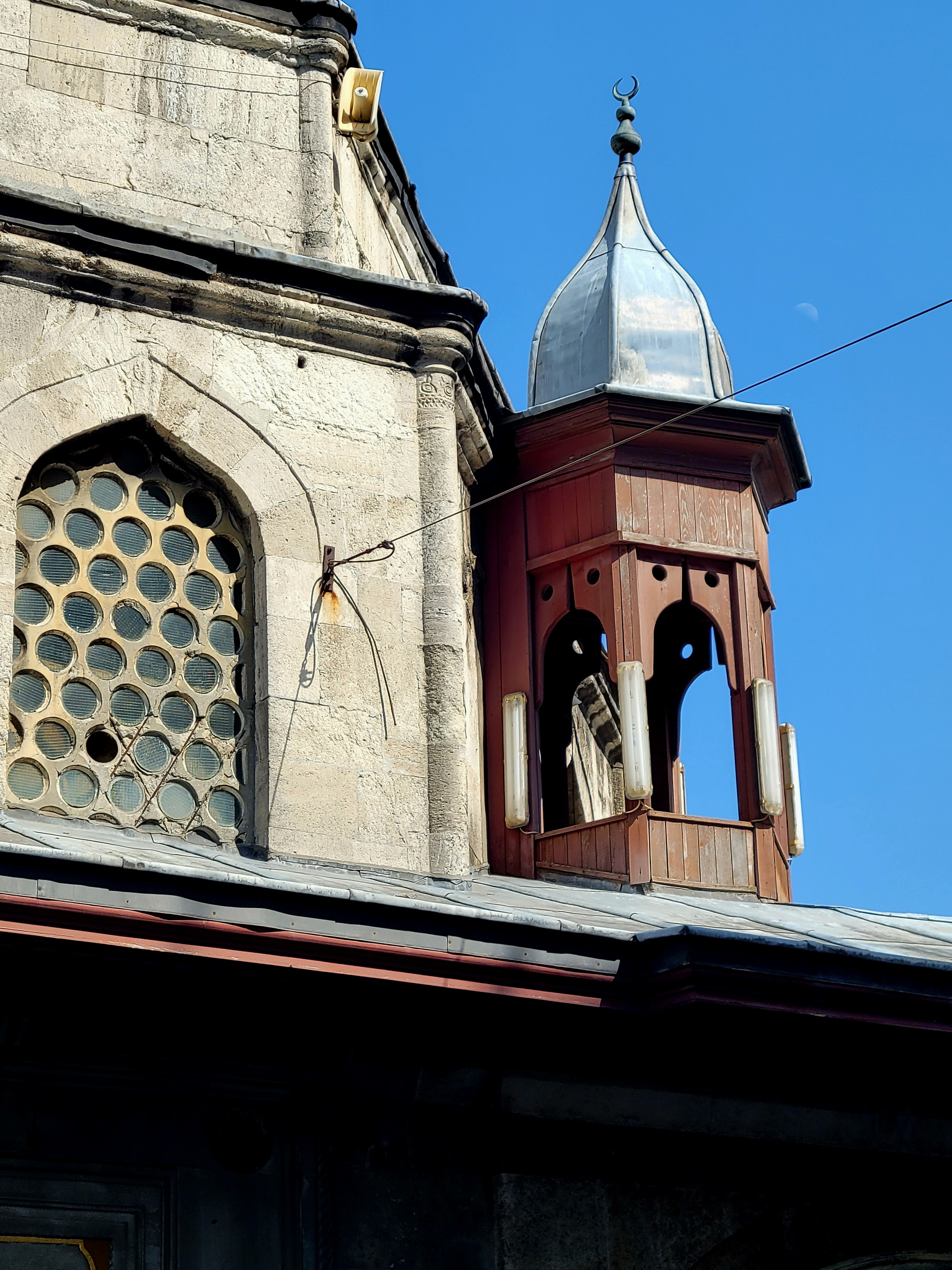 Наткнулись на МакДак... Не смогли пройти мимо. Жалкая подделка Вкусно и точки :) На выходе напротив вот такая чудесная деревянная башенка на крыше каменного дома притаилась