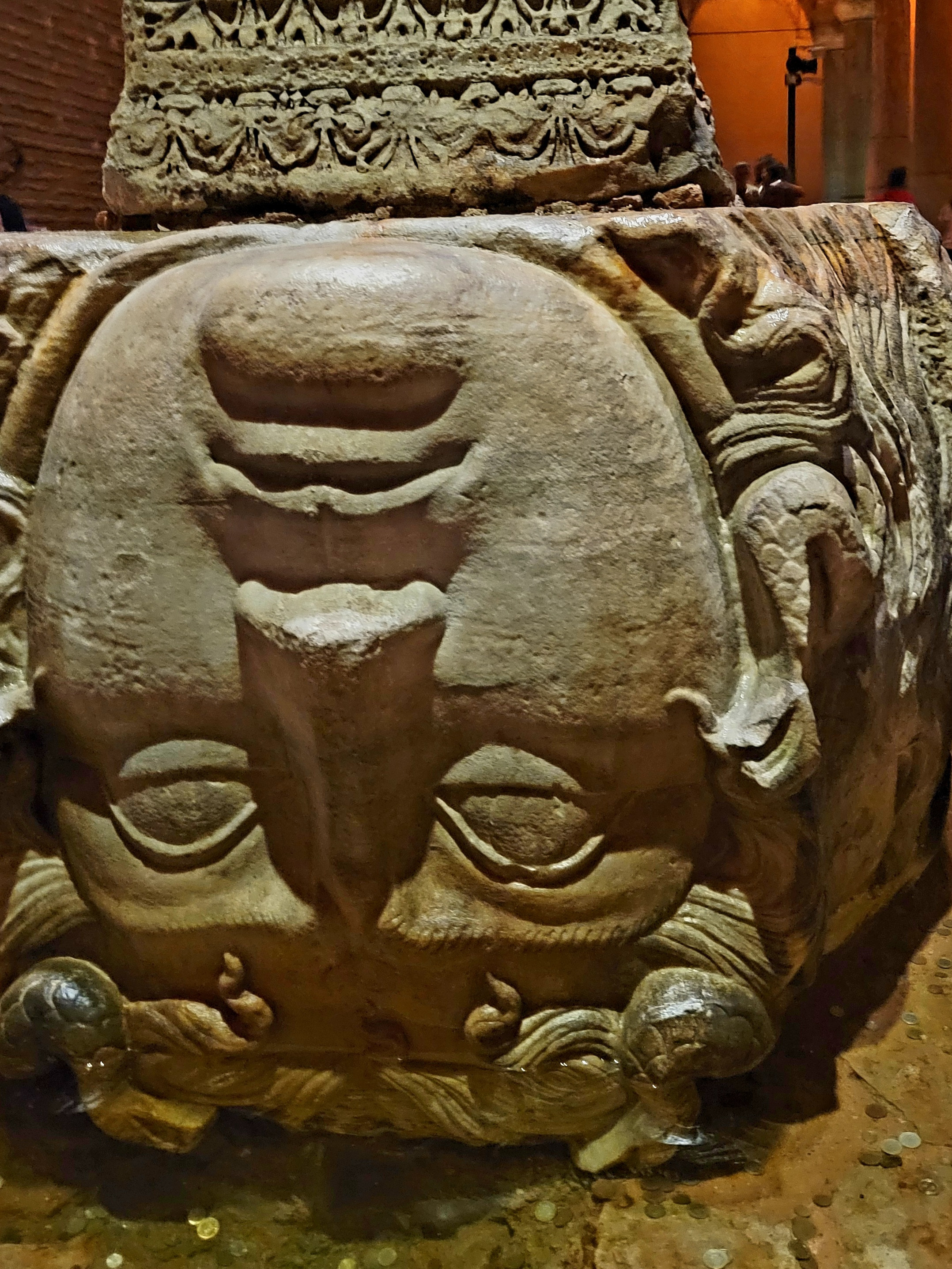 Но головы горгон Медуз перевернуты, чтобы своими взглядами не обратить никого из туристов в камень