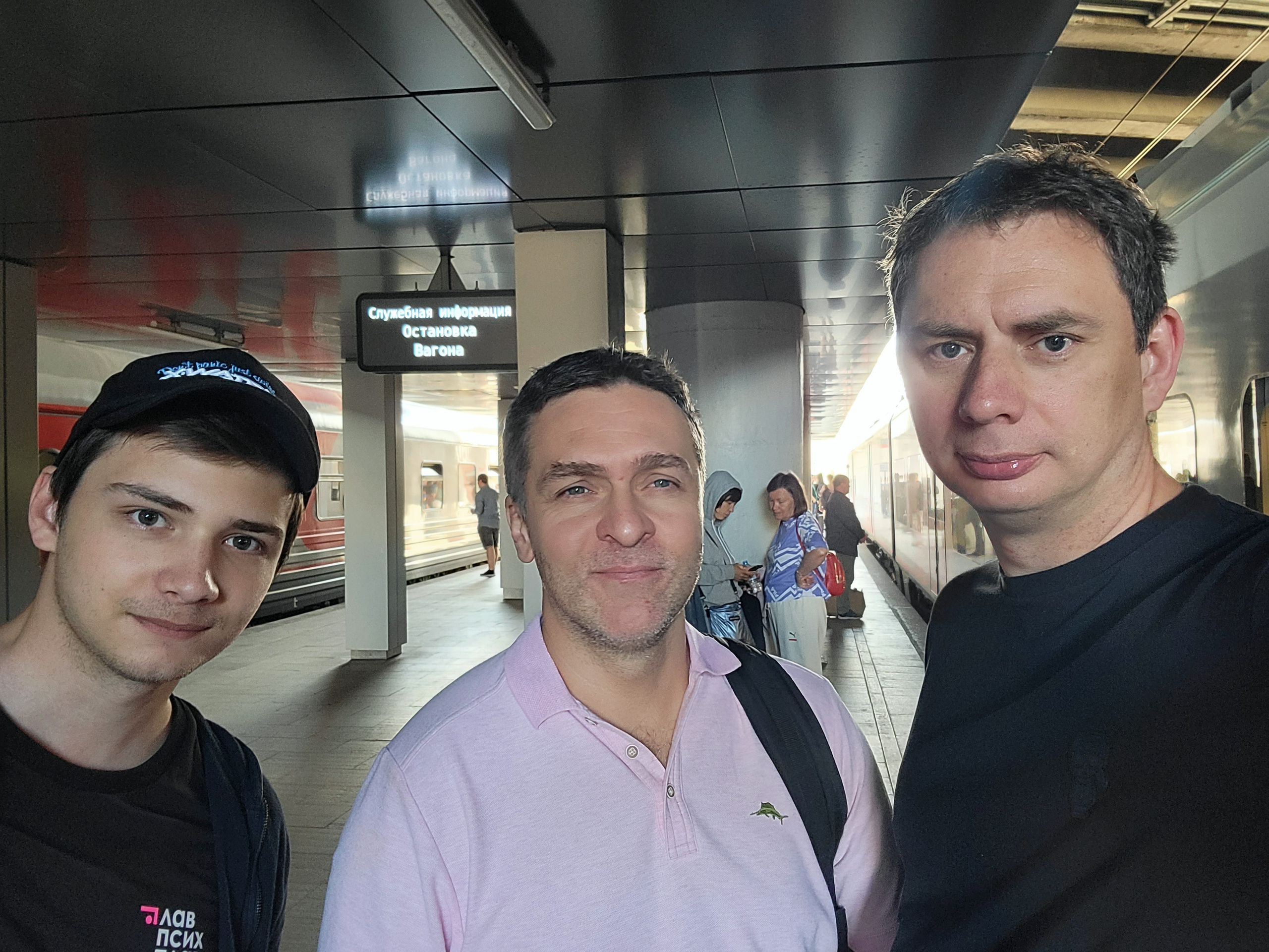 Плыть должны были втроем 3 км каждый. В последний момент Андрей сменил дистанцию на 1 км, а потом и вовсе отказался от старта