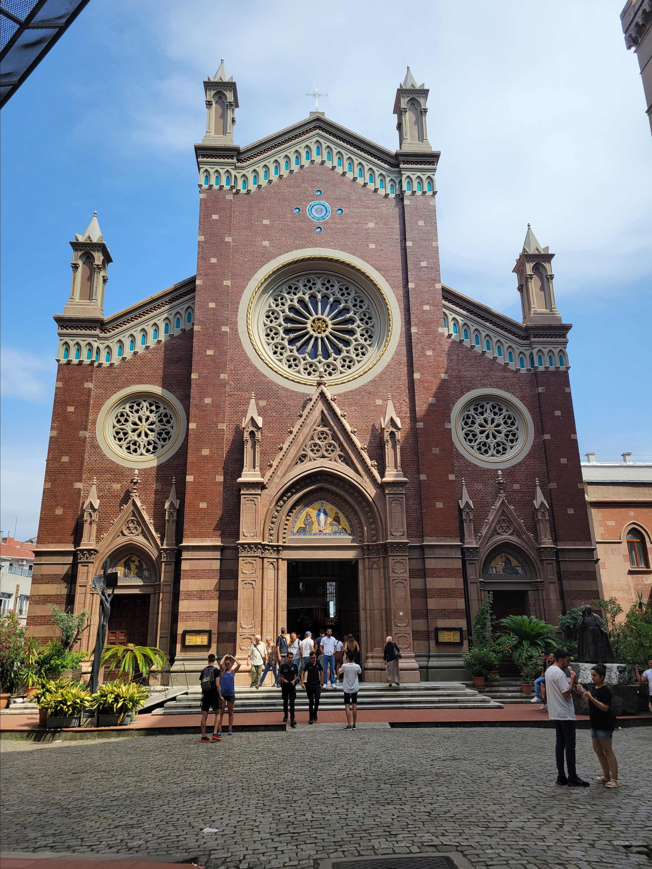Крупнейшая в Турции католическая базилика св. Антония Падуанского, построена была францисканцами в начале XX  в.