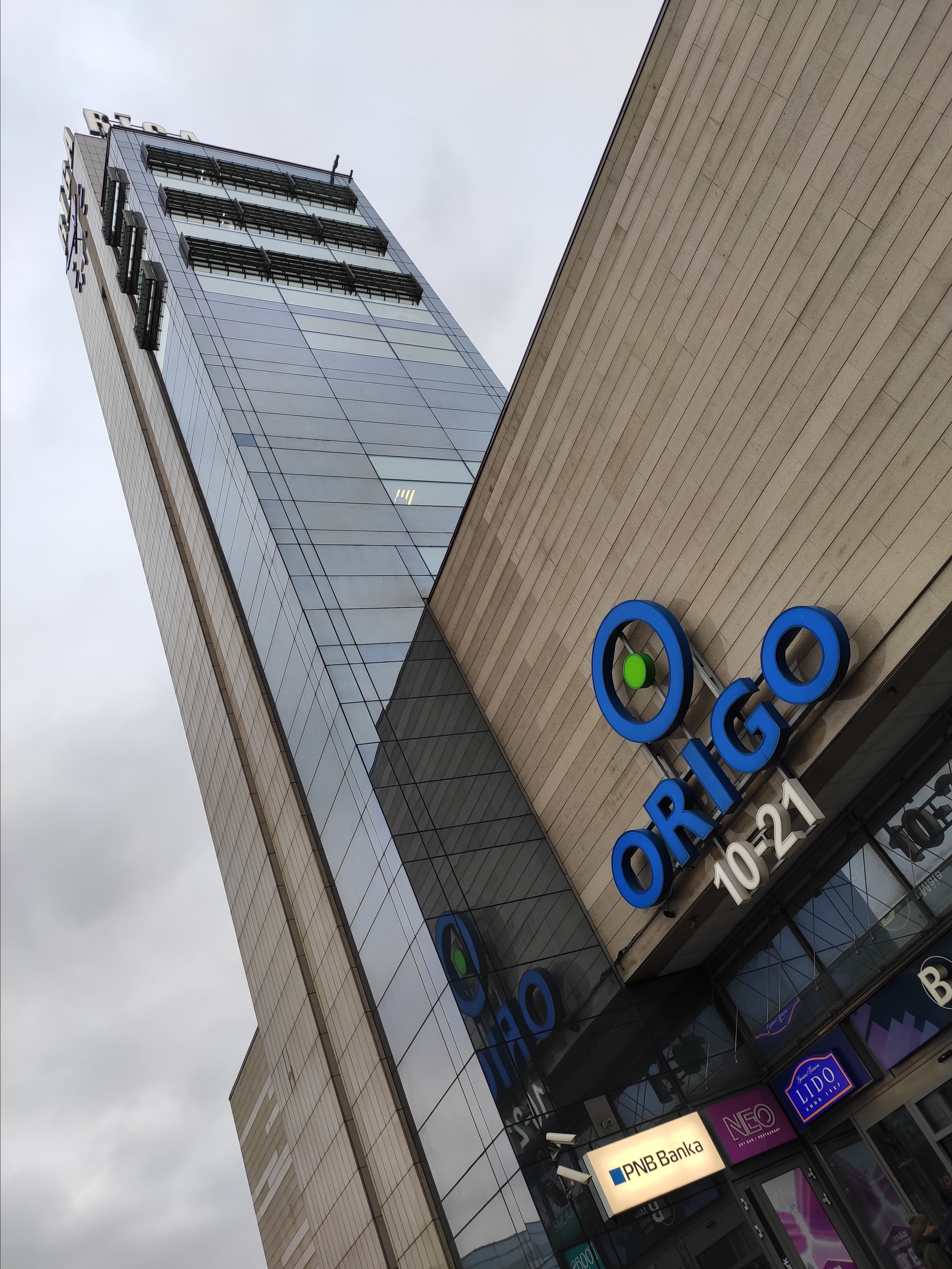 Рядом с вокзалом и центром города - торговый комплекс с большой парковкой