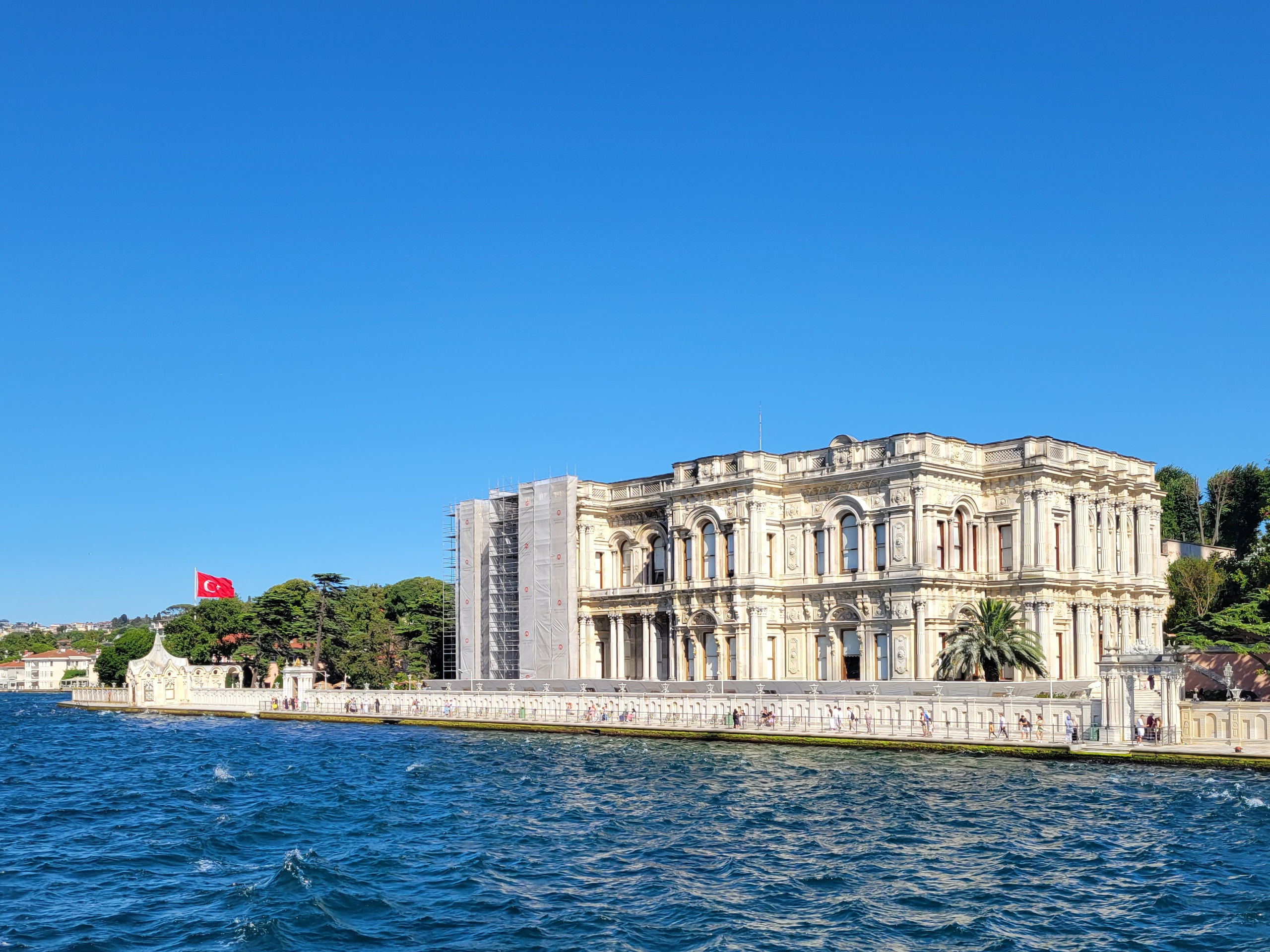 Вид на дворец Бейлербейи с Босфора