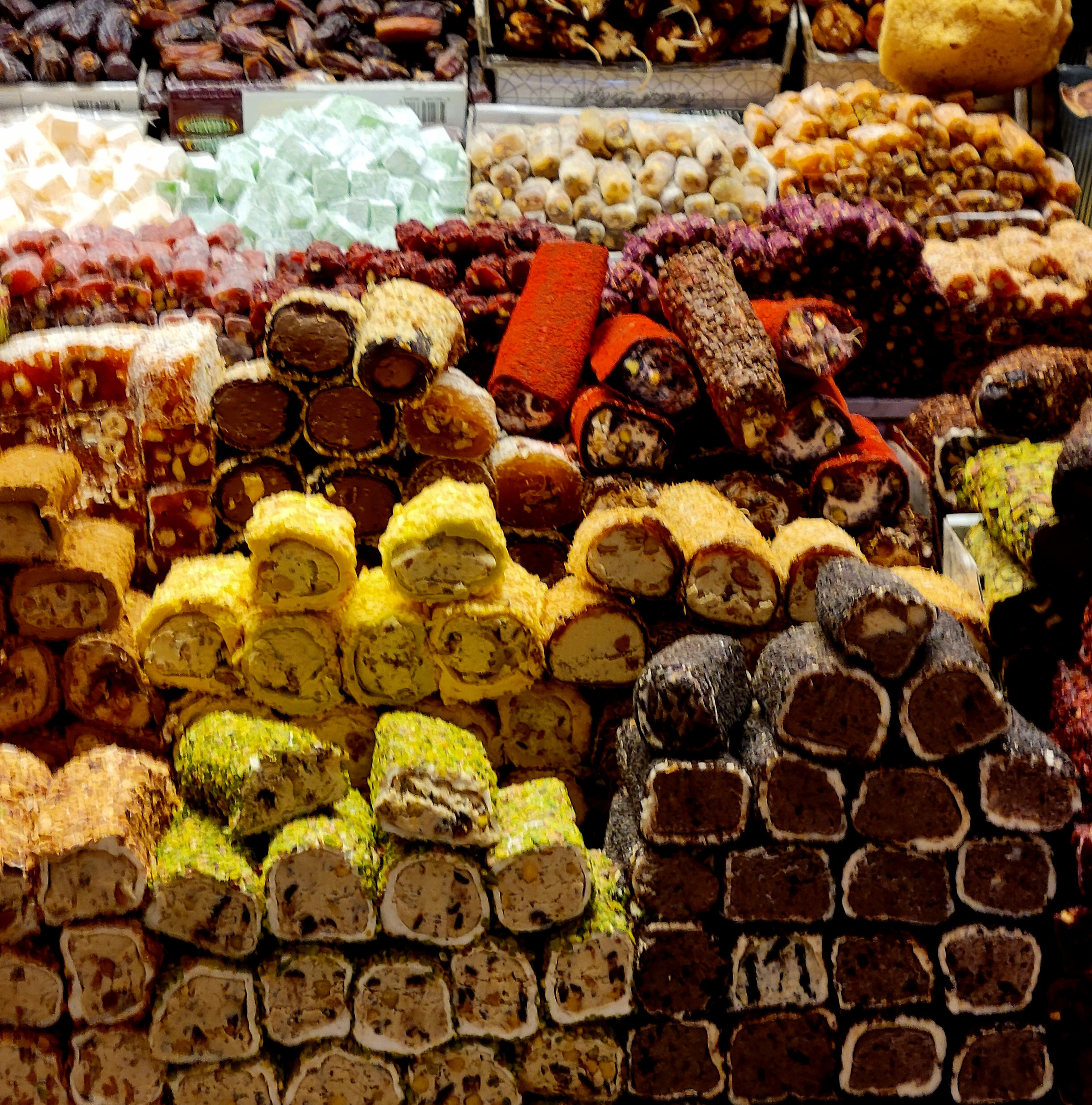 Но сладости яркие и аппетитные