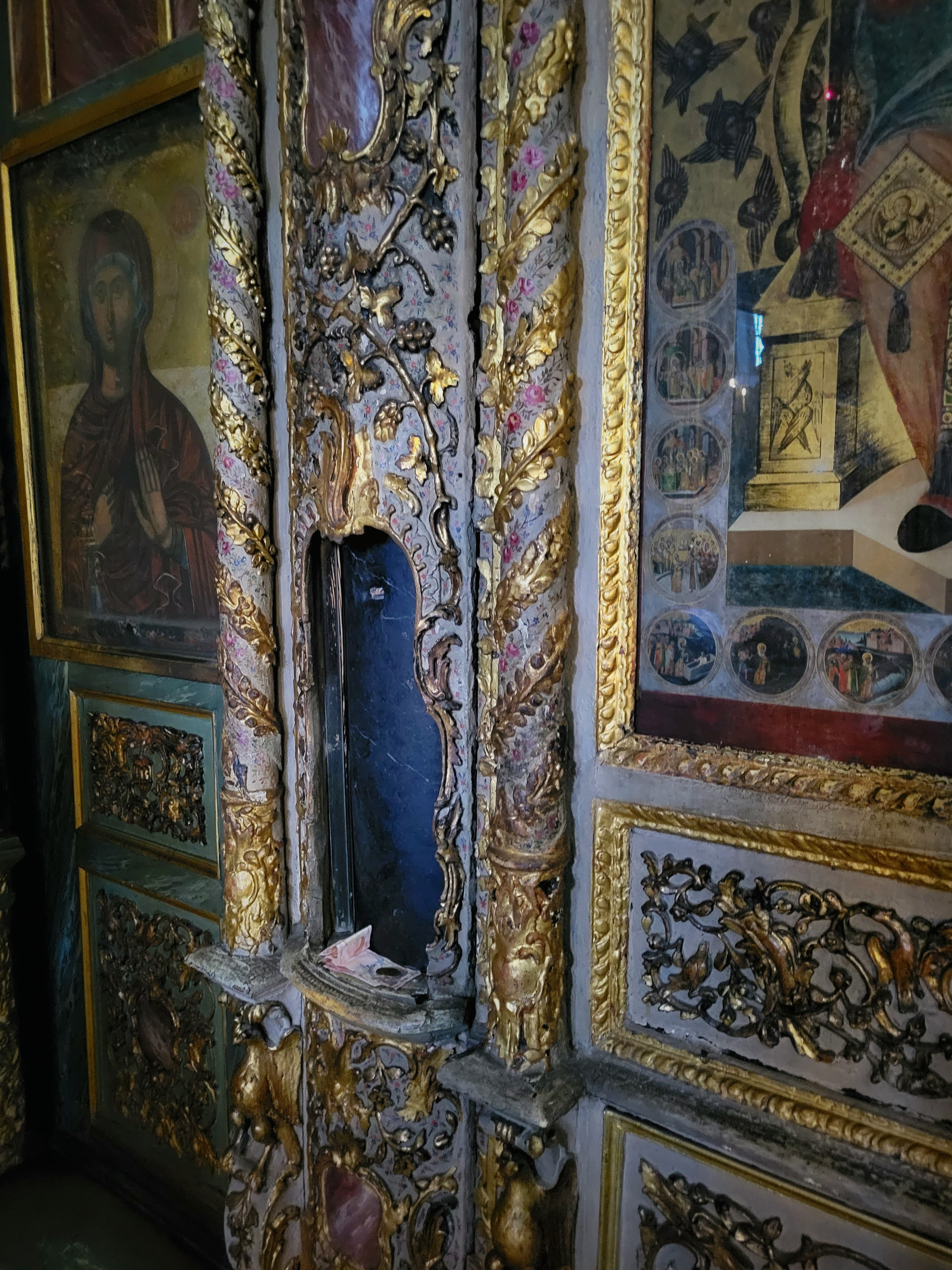 Резиденция Патриарха православной церкви - собор св. Георгия. После захвата Константинополя османами султан приказал сохранить резиденцию, и всячески охранял ее. В церкви хранится святыня - кусок столба, к которому привязали Христа и бичевали перед распятием