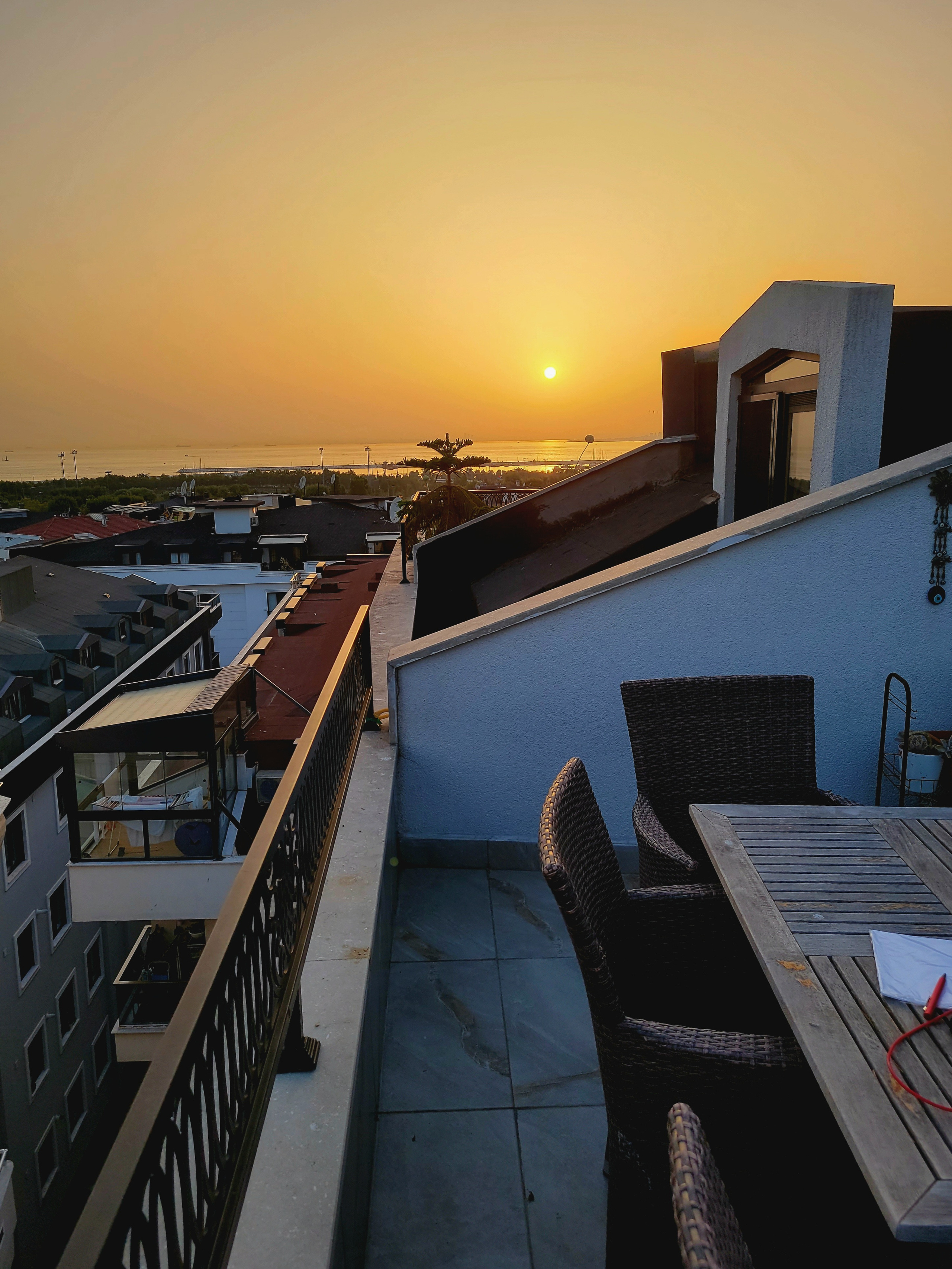 И вид на него же чуть позже с балкона нашей арендованной квартирки