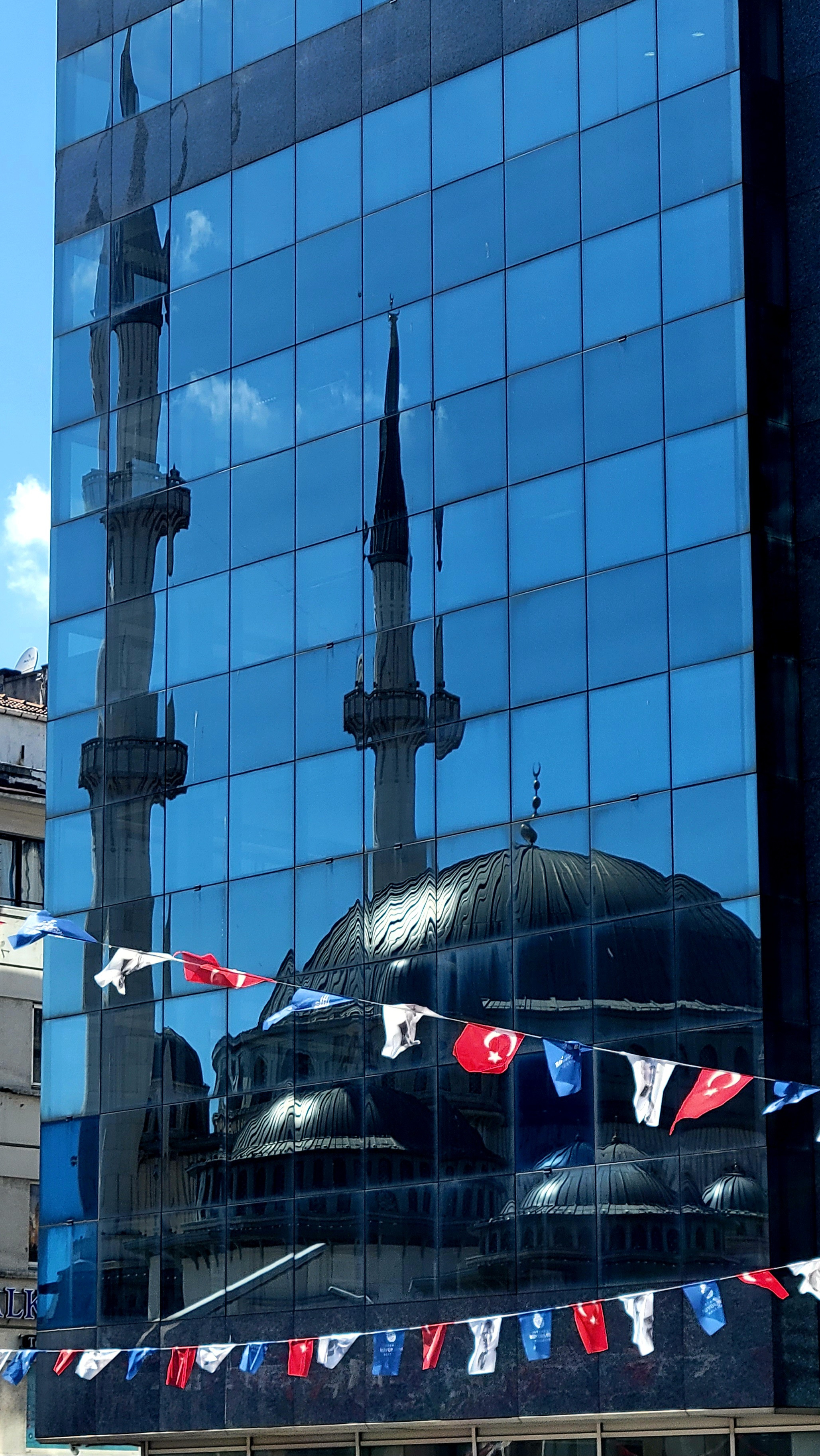 Площадь Таксим. Стамбул - город контрастов :)