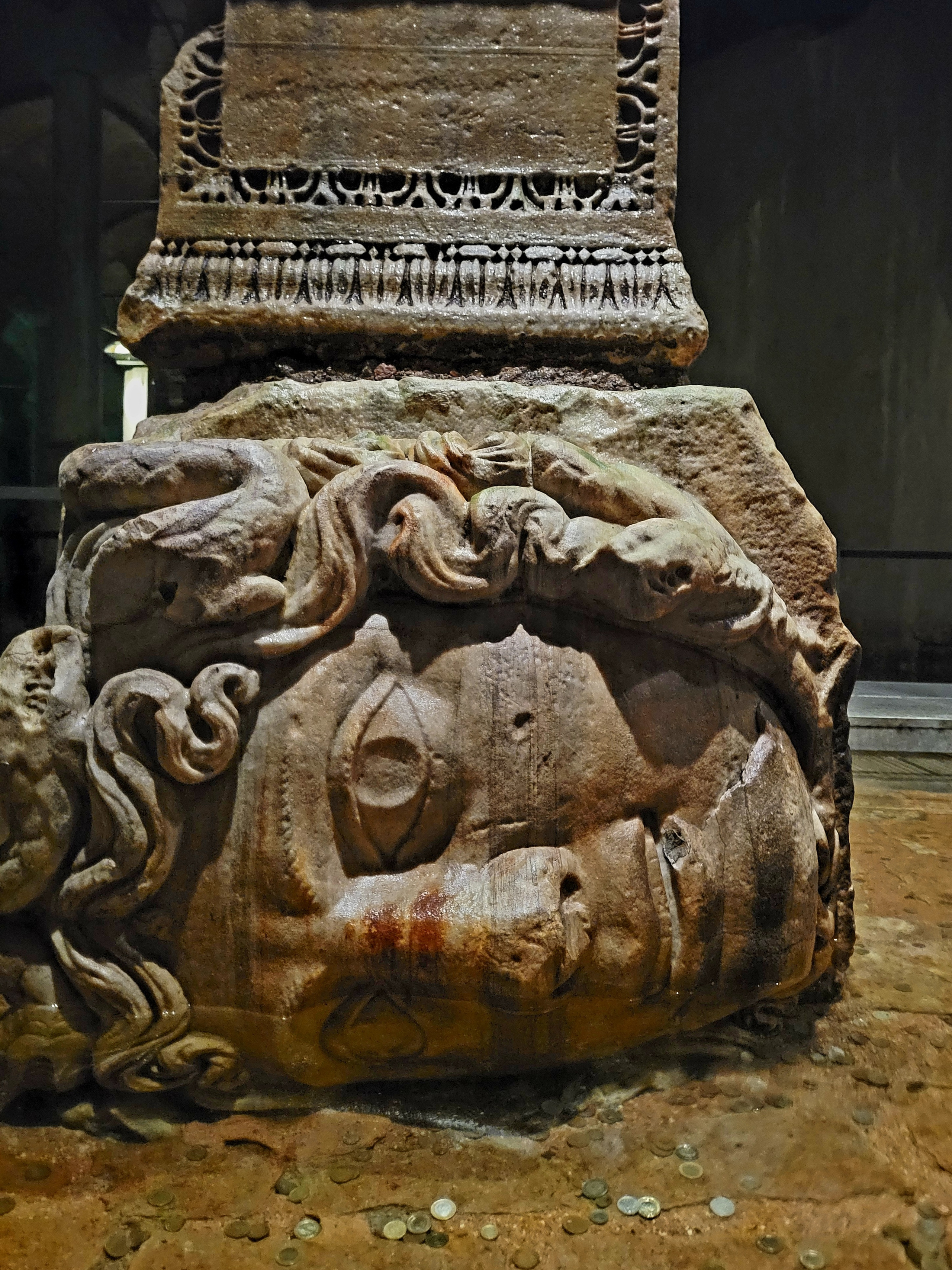 При строительстве использовались части развалин. Две колонны опираются на головы горгоны Медузы