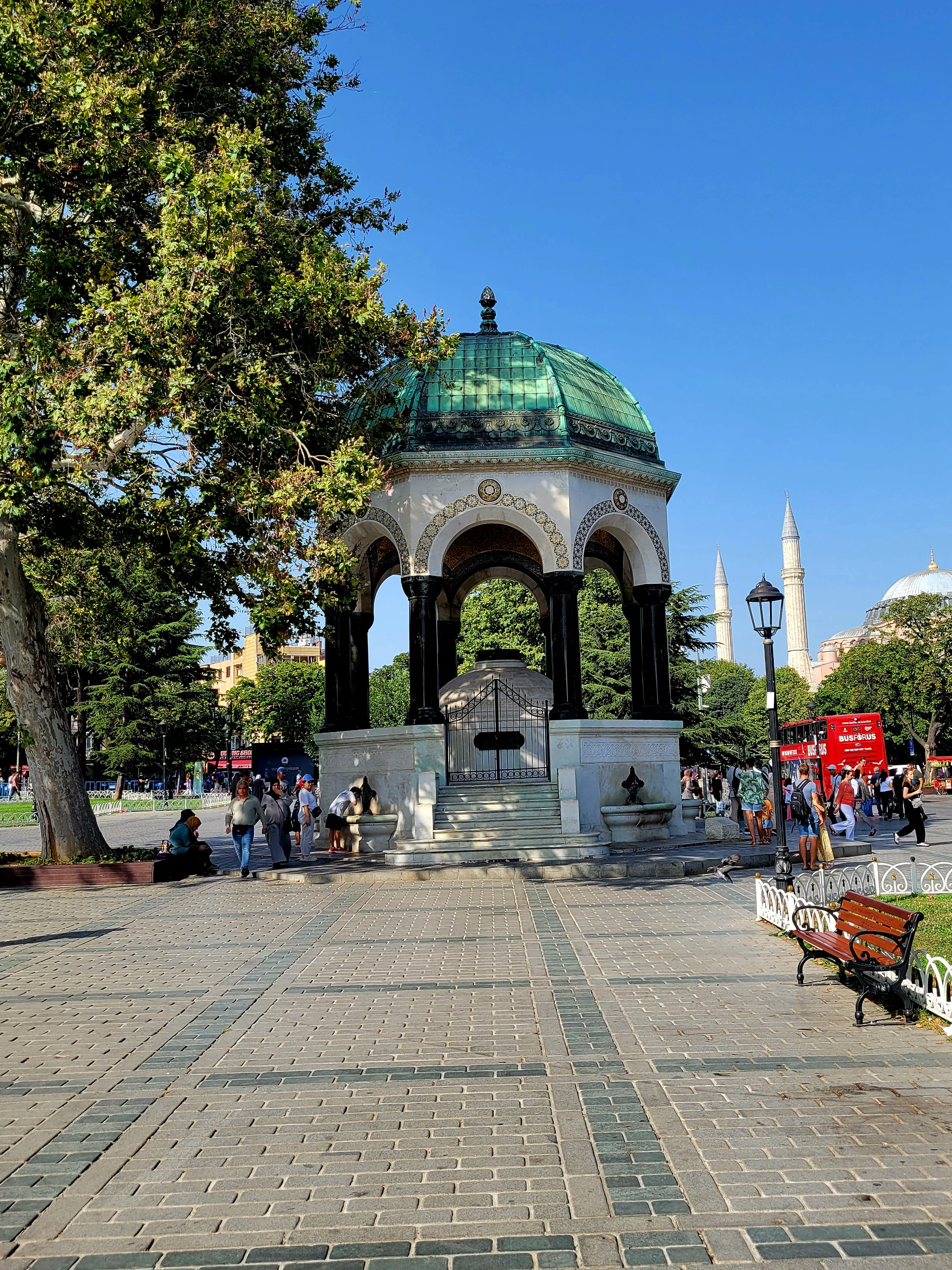 Немецкий фонтан - подарок Вильгельма II в знак дружбы - на площади Ипподром