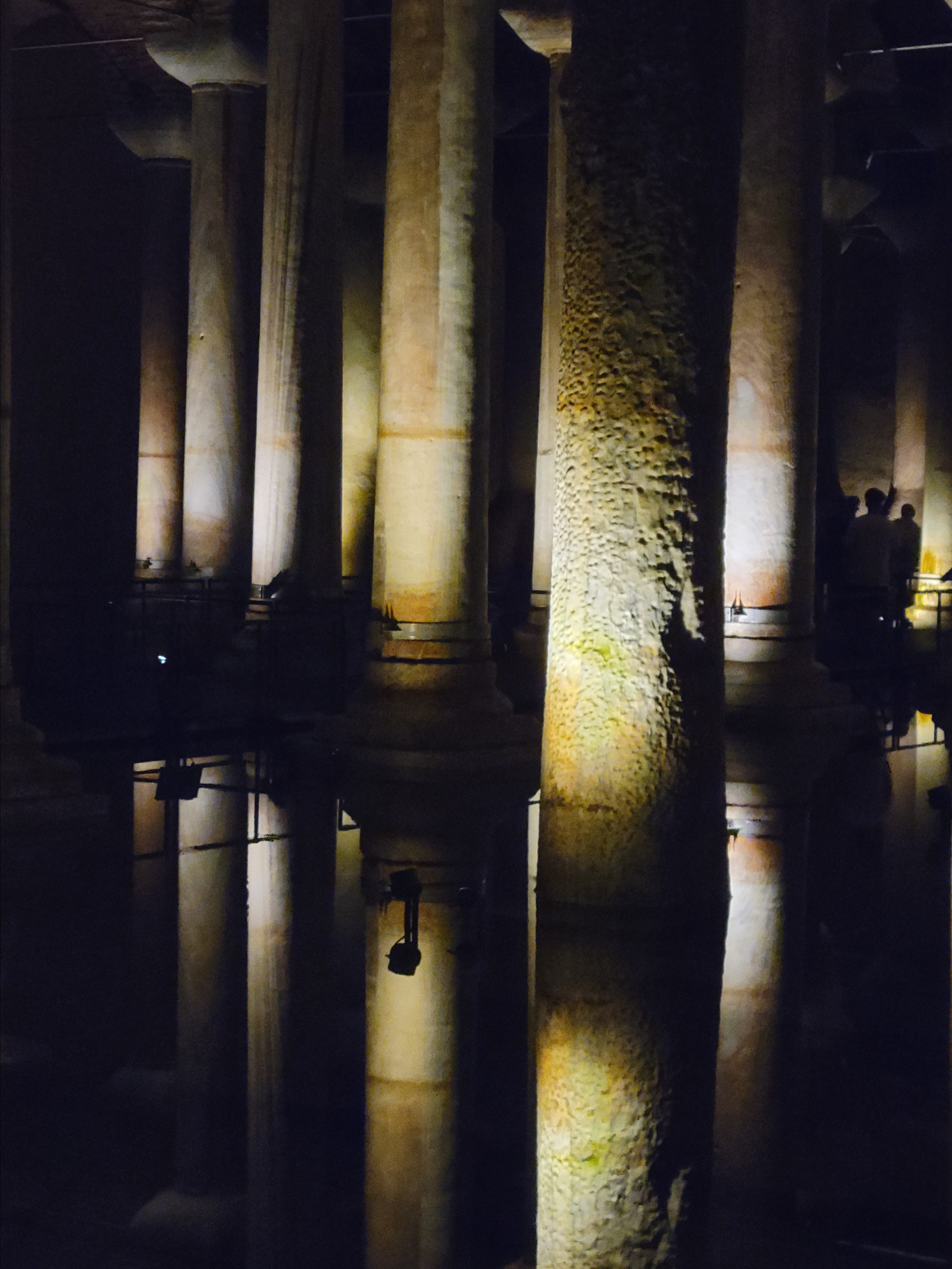 Кроме удивительных видов в базилике под кирпичными сводами идеальная акустика