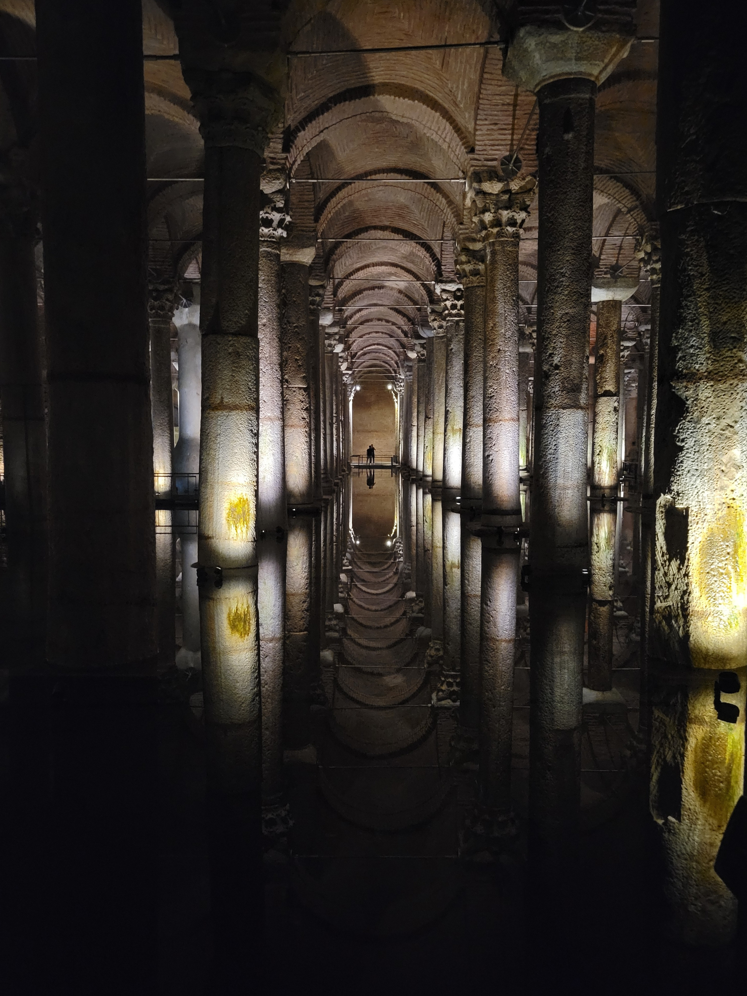 В вечернее время в ней демонстрируют лазерные шоу и проводят концерты (но эту информацию лучше проверить)