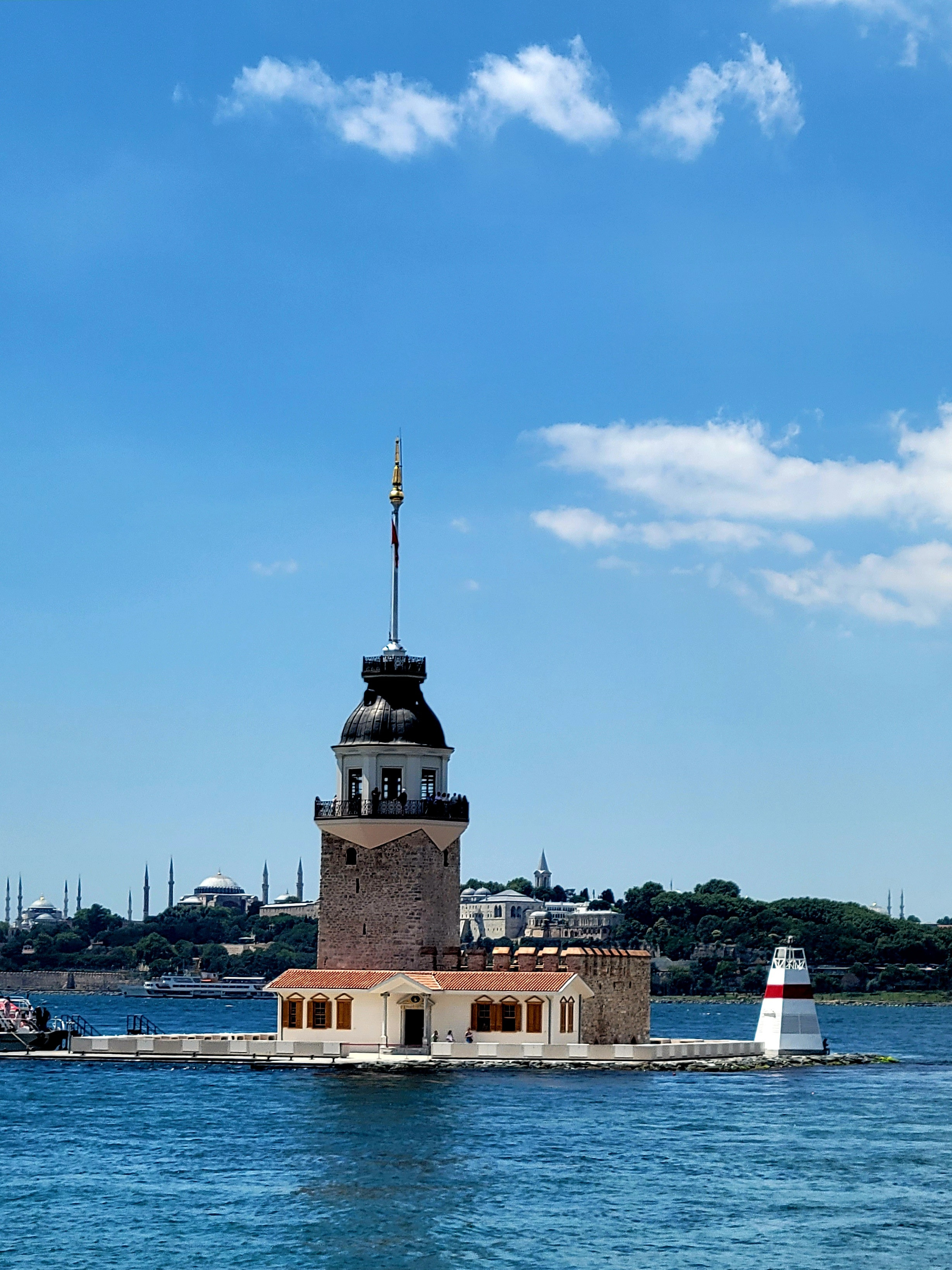 Девичья башня на небольшорм острове на Босфоре. Служила и небольшой крепостью, и таможней, и маяком. В конце XX в служила диспетчерским цетром для судоходства по проливу. На данный момент башня работает как музей