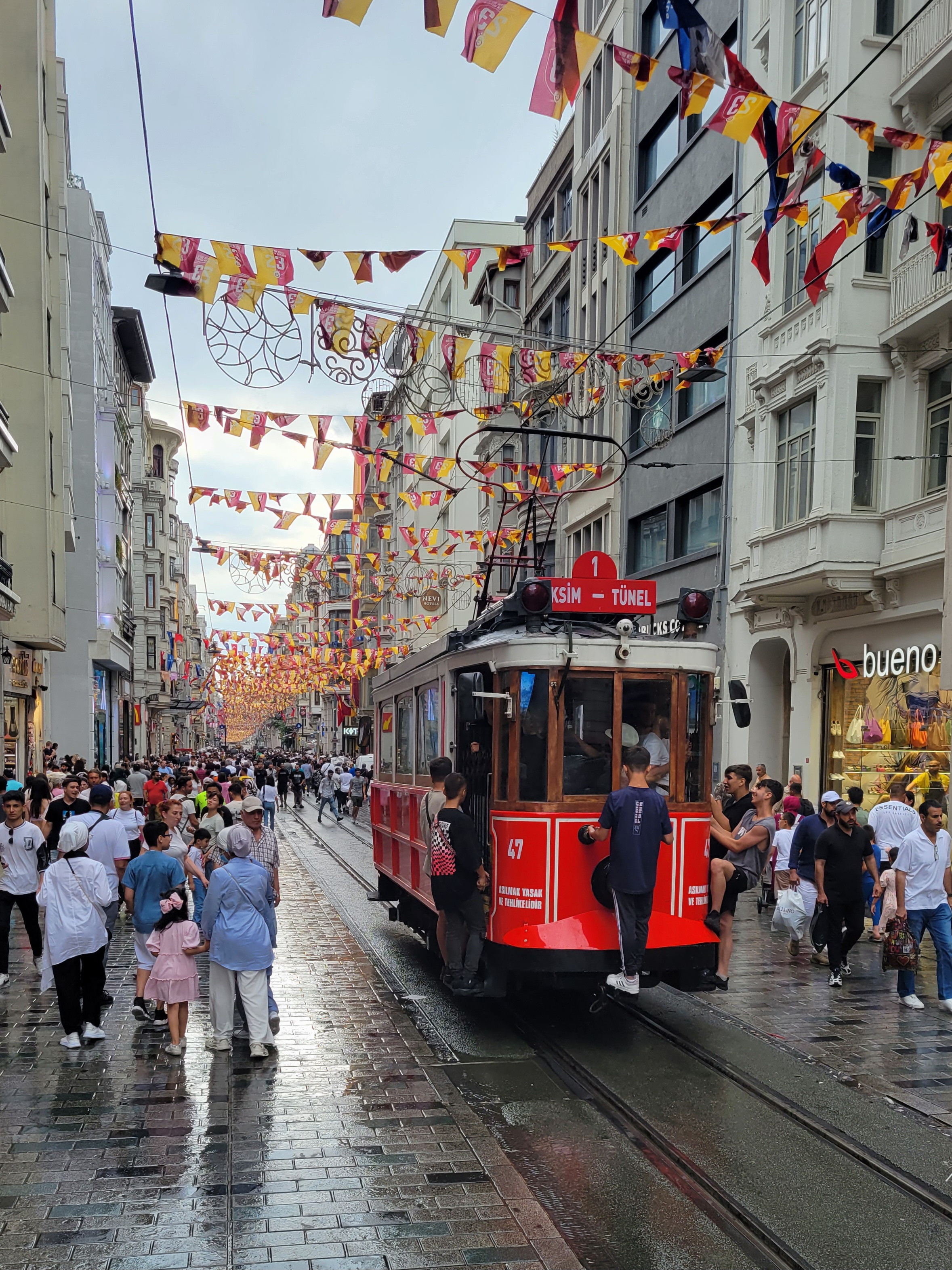 На улице Истикляль разрешено движение только двум историческим вагончикам трамвая от фуникулера до площади Таксим.