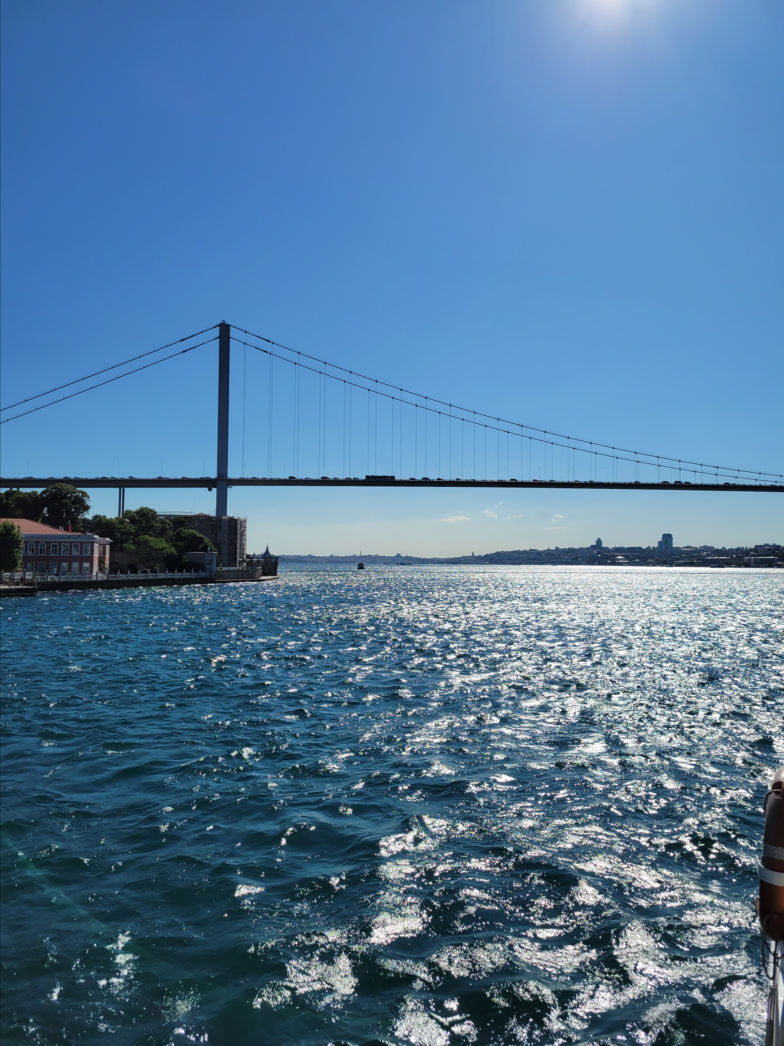 Рядом с дворцом расположен 1-й мост через Босфор, длиной чуть более 1 км