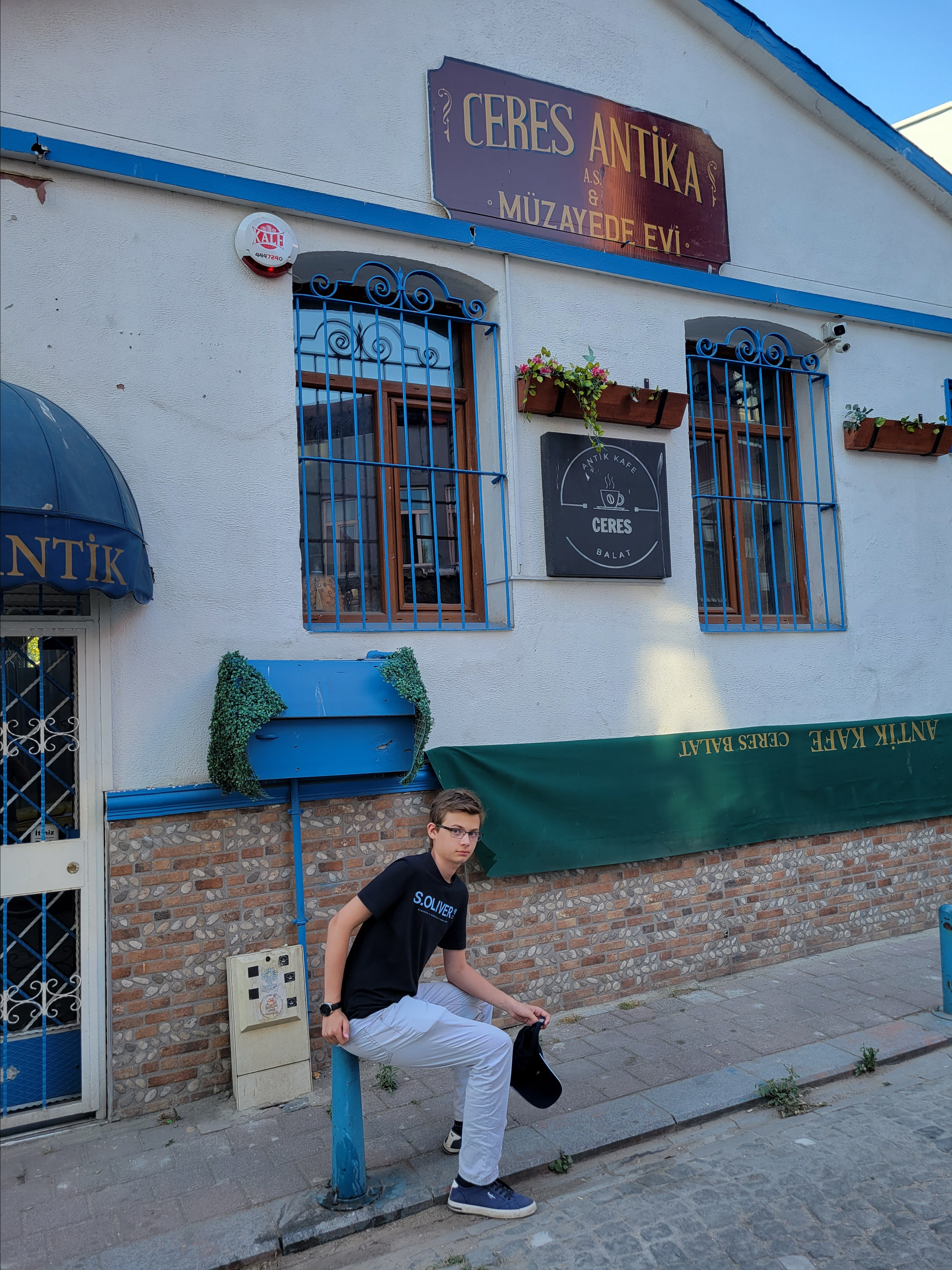 Длинная прогулка по жаре и Игорек готов посидеть даже на жердочке