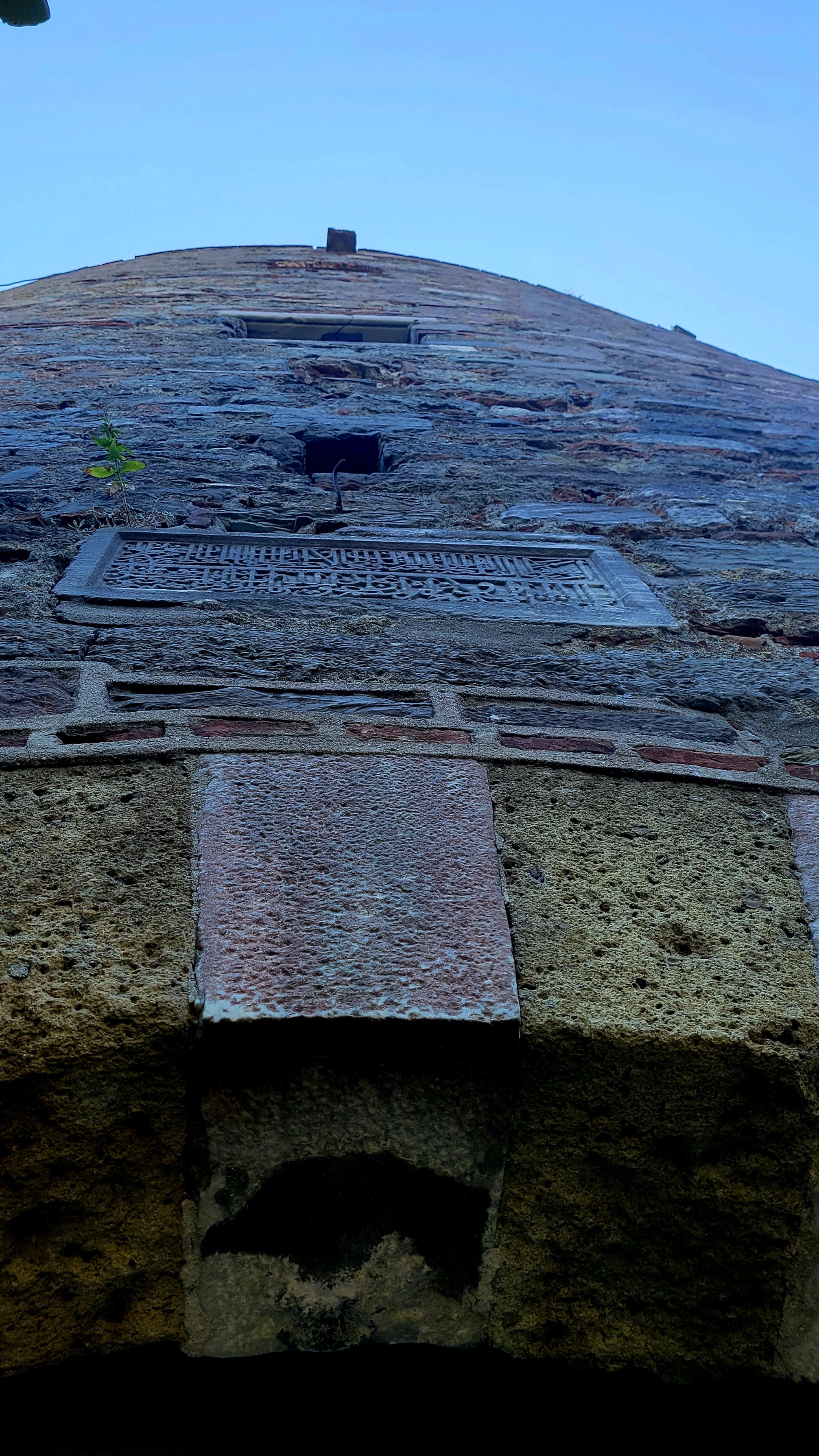 Над входом в башню памятная табличка о постройке крепости Мехмедом