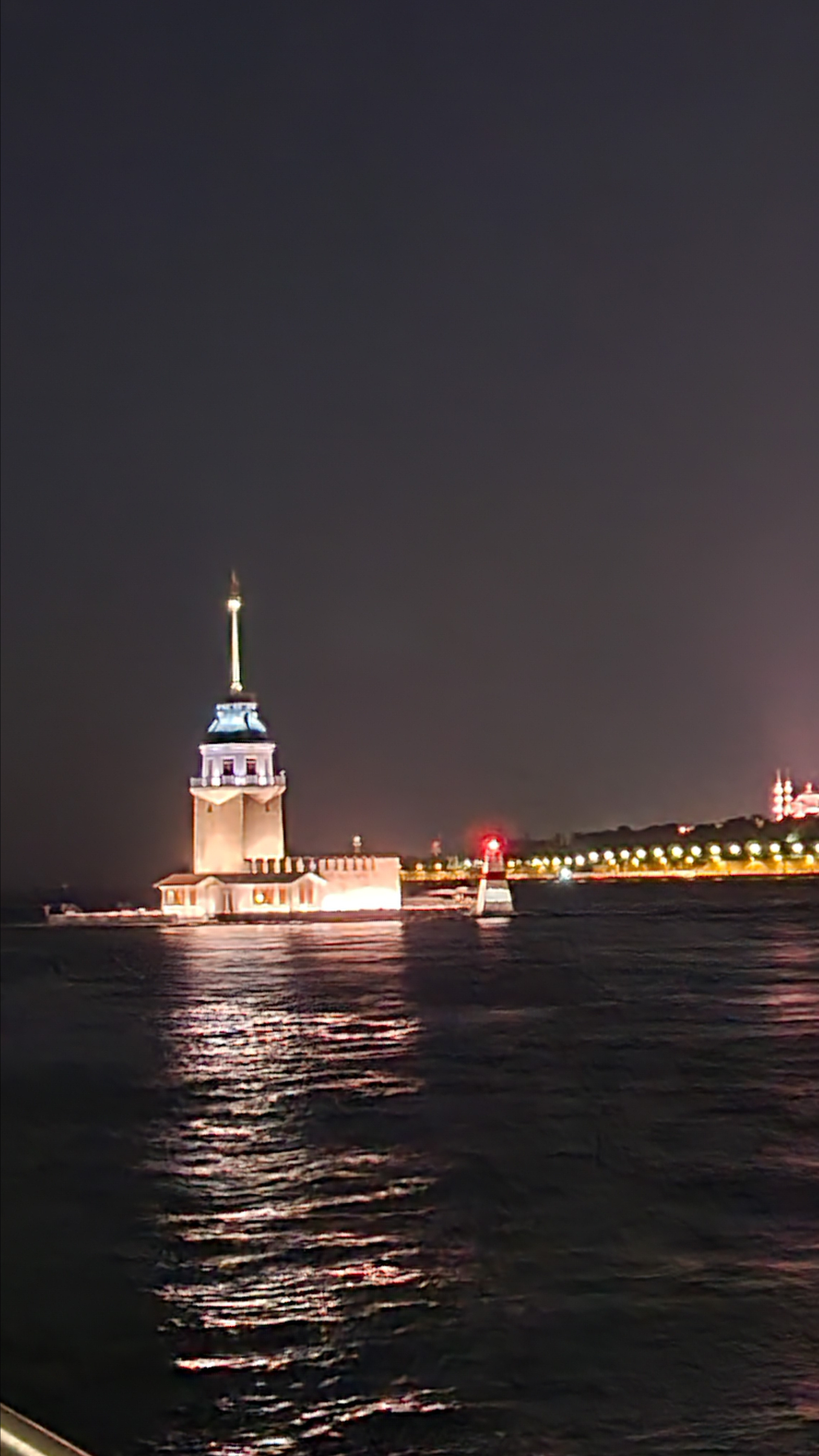 Вечером решили посмотреть лазерно-световое шоу на Девичьей башне... Добежали к 22, почти не опоздали. Только проверяйте расписания заранее!!! Оно в 21 оказалось