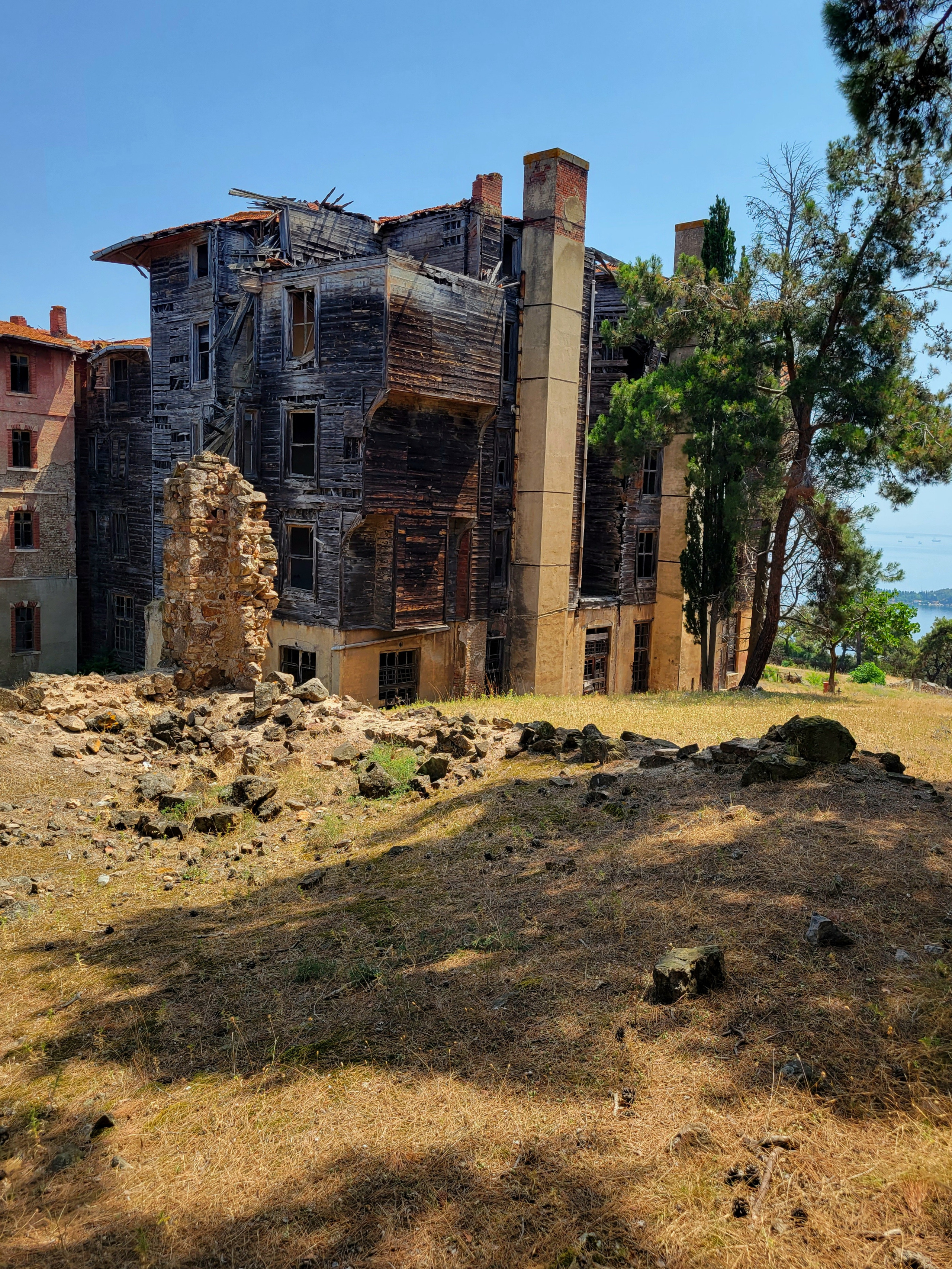 Совсем недавно его вернули в ведение главы греческой общины. Но она в Турции чуть более 2000 чел и найти 64 М долларов на ремонт не в состоянии. Здание в списке ЮНЕСКО, к счастью охраняется, по кругу стоят пожарные гидранты. Остается надеяться, что деньги на восстановление найдут раньше, чем оно окончательно разрушится.
