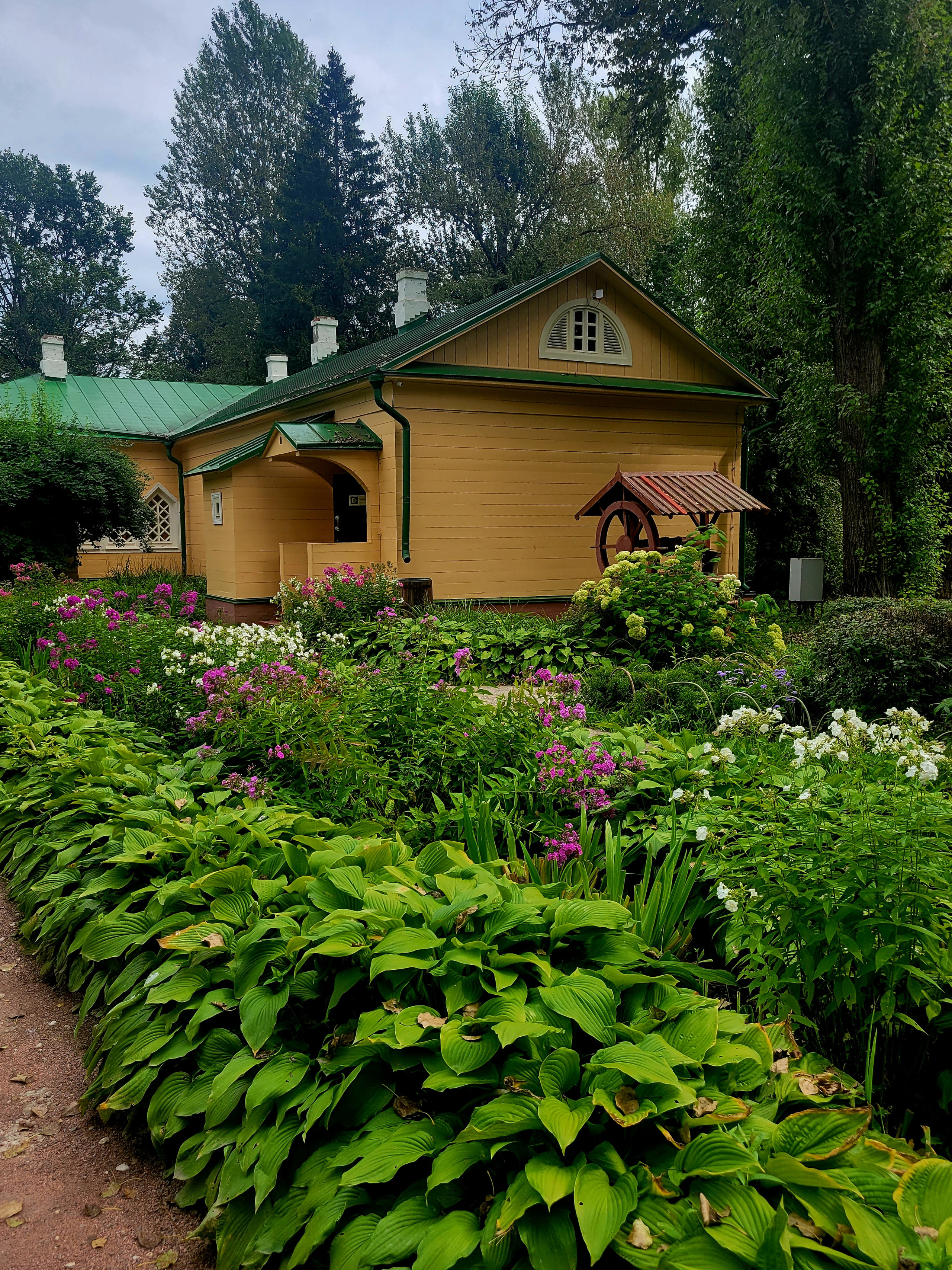 Особо стоит отметить, что Чехов, как это не кажется удивительным, был высоким - 188 см ростом. Но современники отмечали, что Антон Чехов менялся очень сильно с каждым годом.