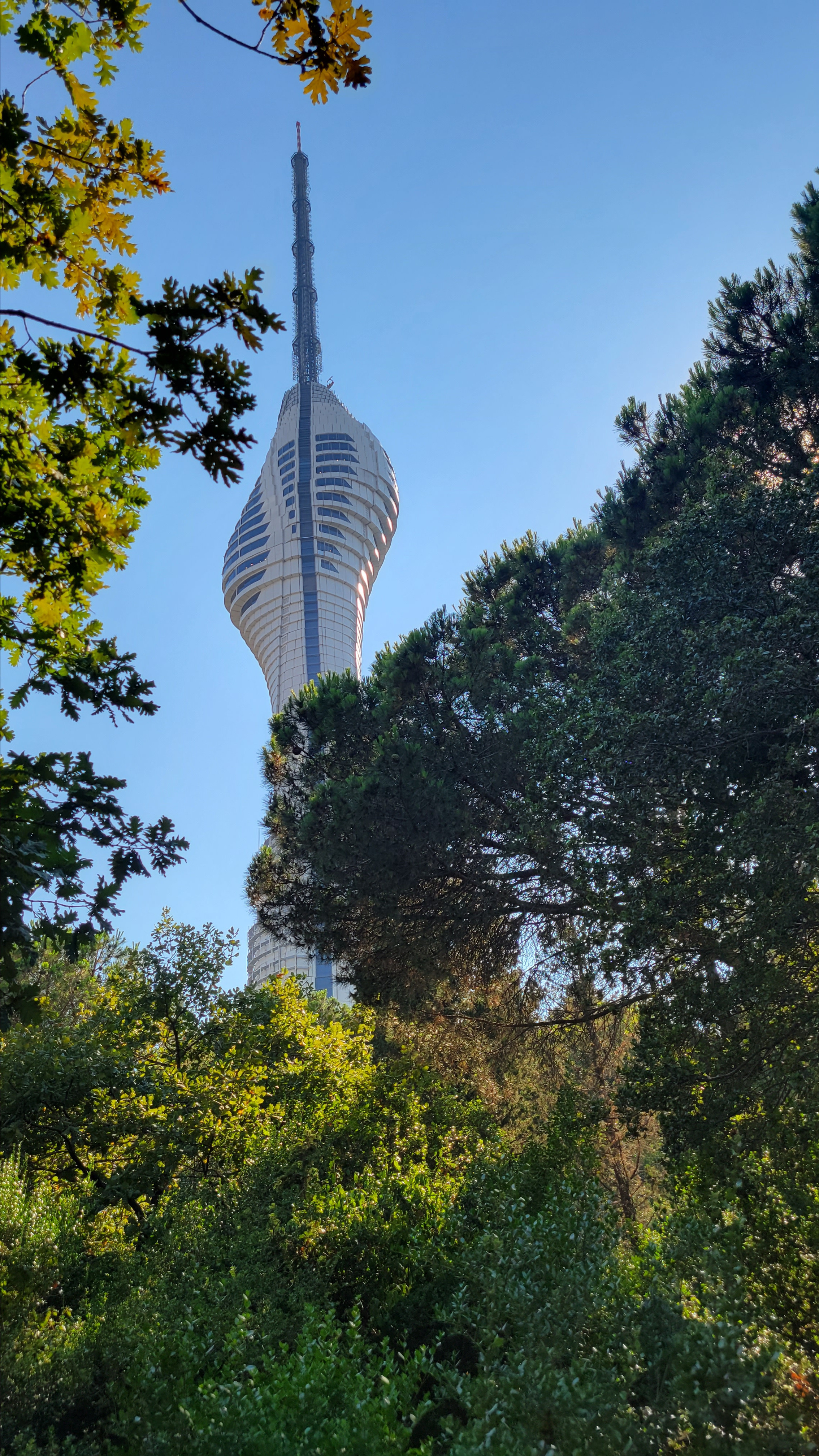 Высота башни 369 м, а с учетом высоты холма - 577 над уровнем моря