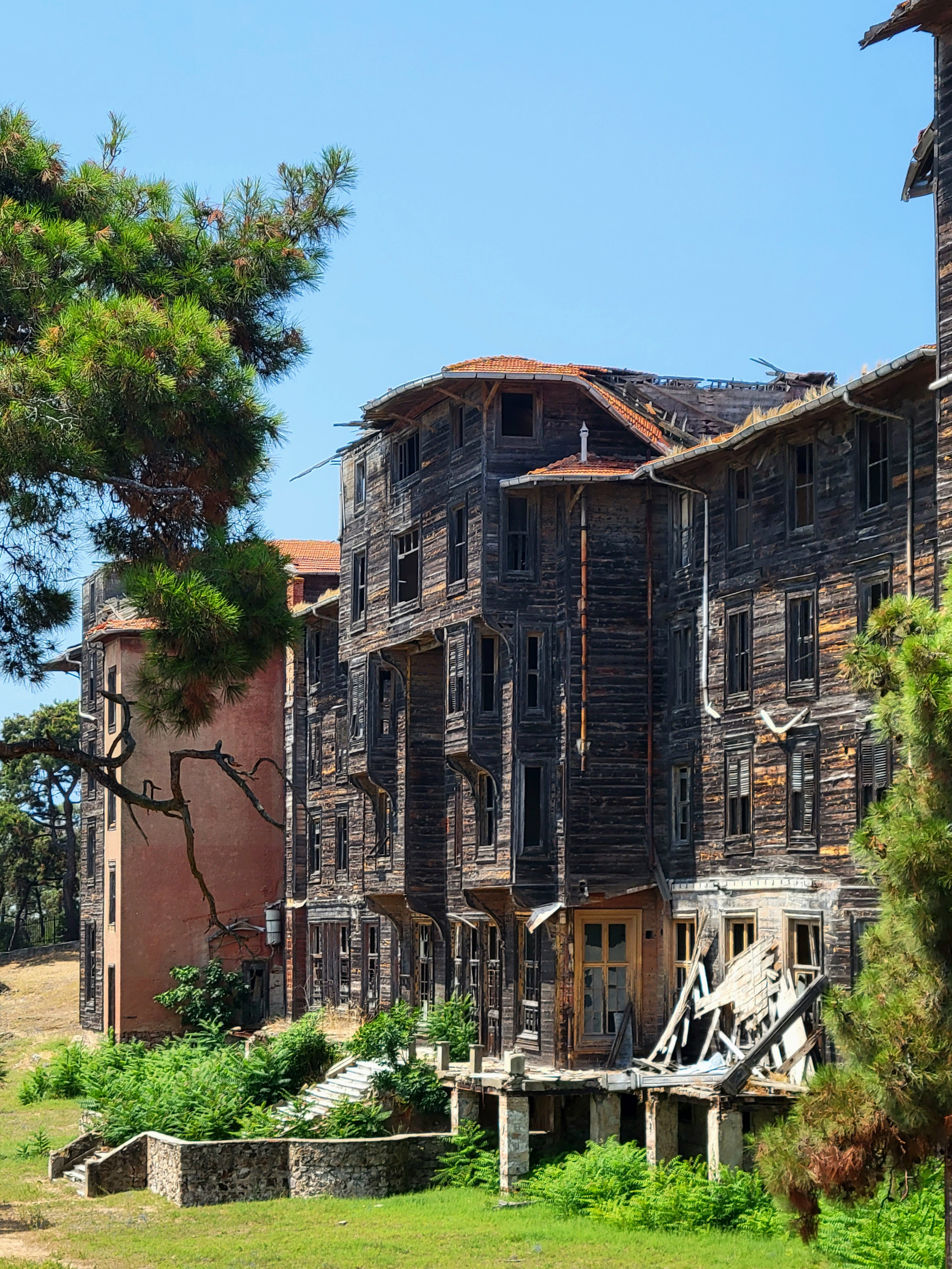 На вершине острова, куда мы забрались, несмотря на расходящуюся жару, стоит деревянное здание конца XIX в