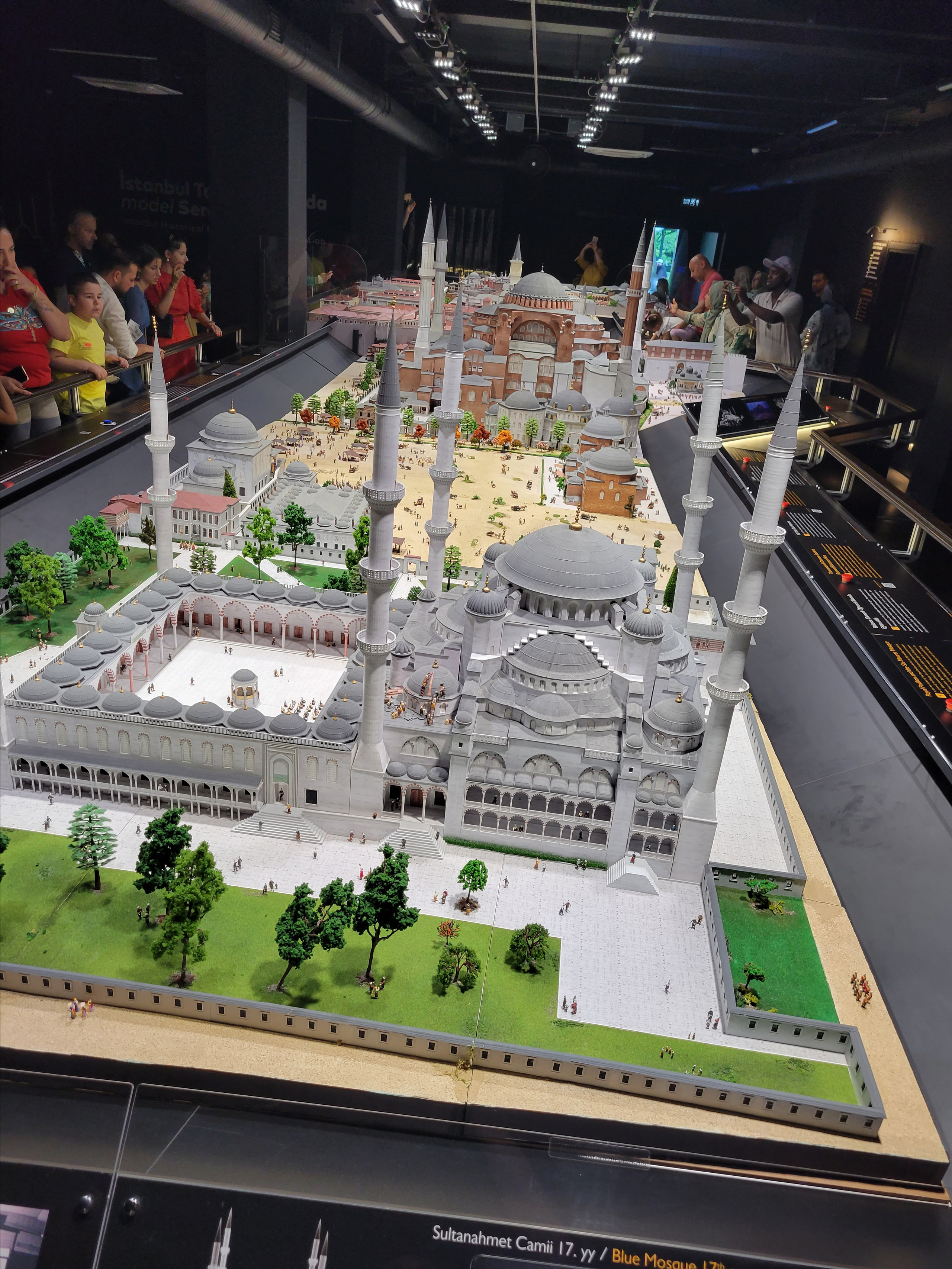 И недалеко - музей "Турция в миниатюре" - Миниатюрк. 6 остановок на автобусе. Поездка на автобусе в Стамбуле напоминает поездку на автобусе из Гарри Поттера - несется на бешеной скорости, резко тормозит-поворачивает. Если не удалось сесть, держаться приходится двумя руками.