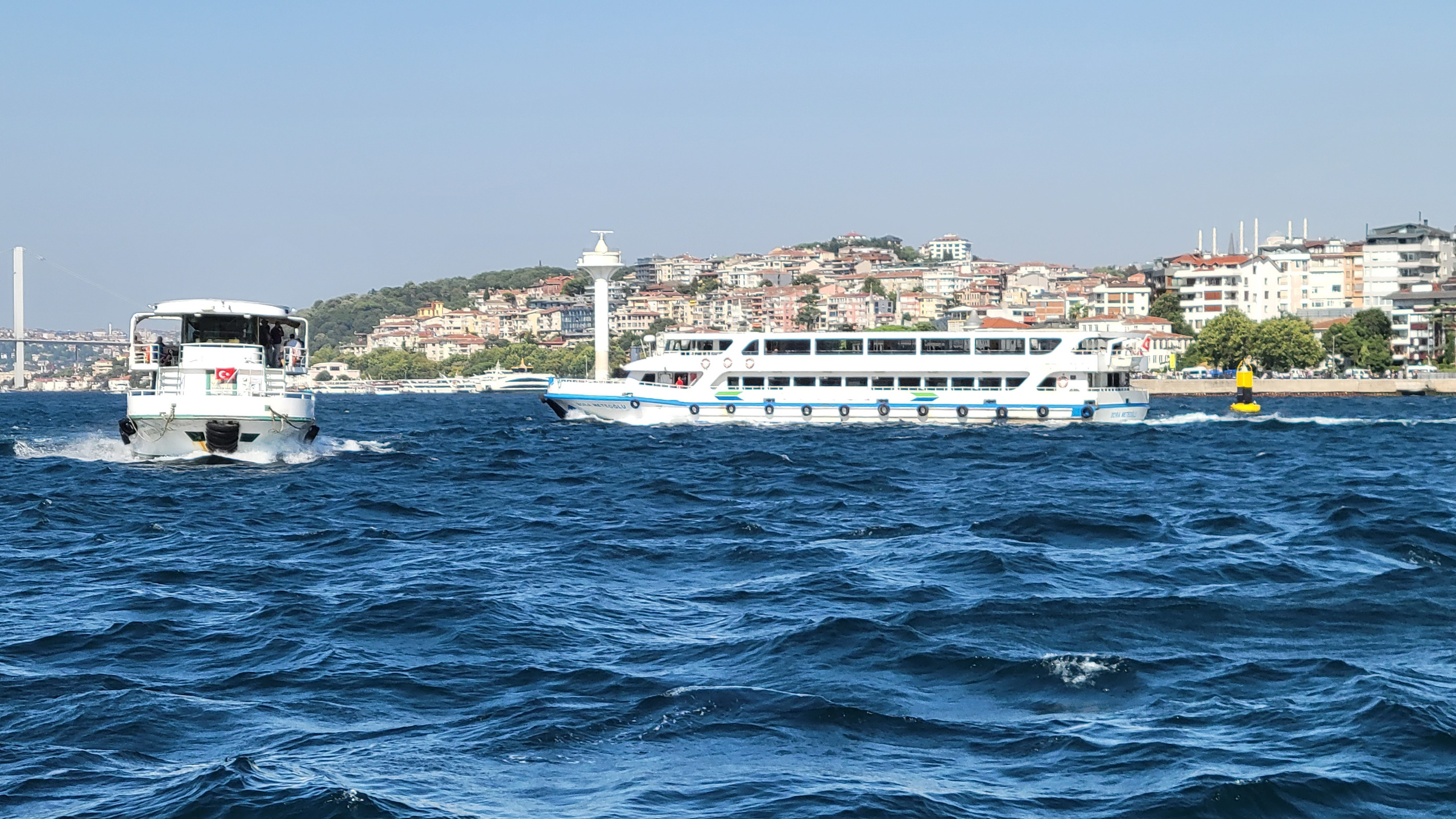 Оживленное движение на Босфоре. Периодически в толпу таких трамвайчиков вклиниваются огромные сухогрузы или танкеры
