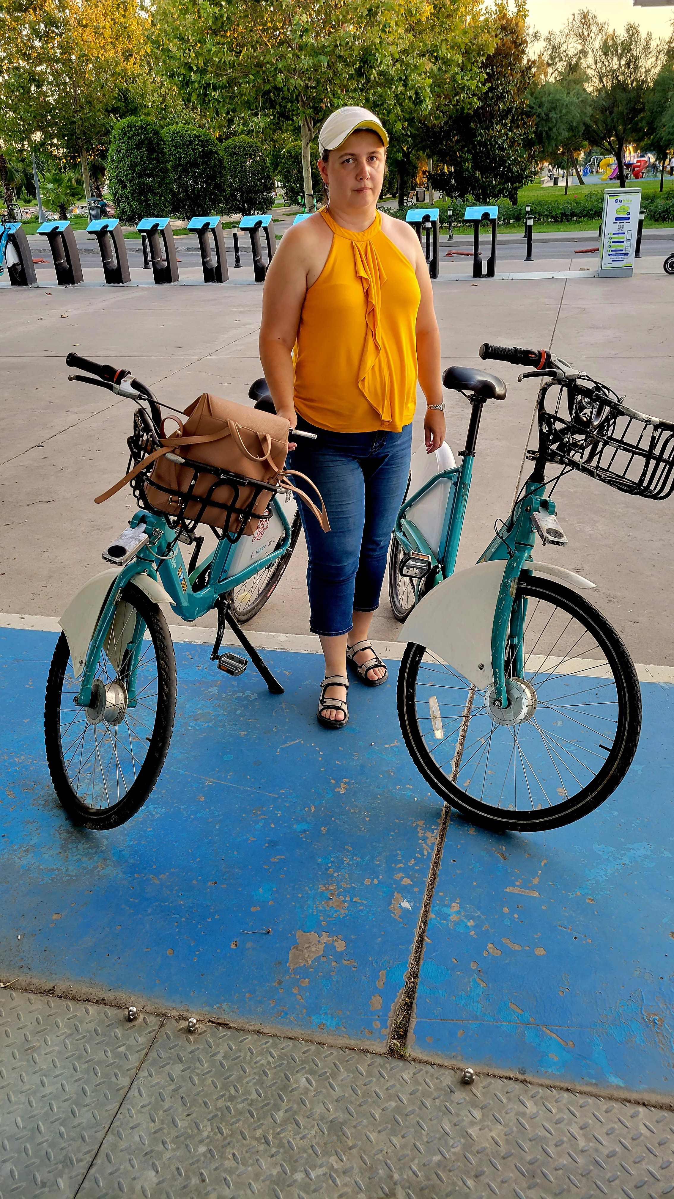 Вечером вышли на набережную и нам удалось взять в прокат велики