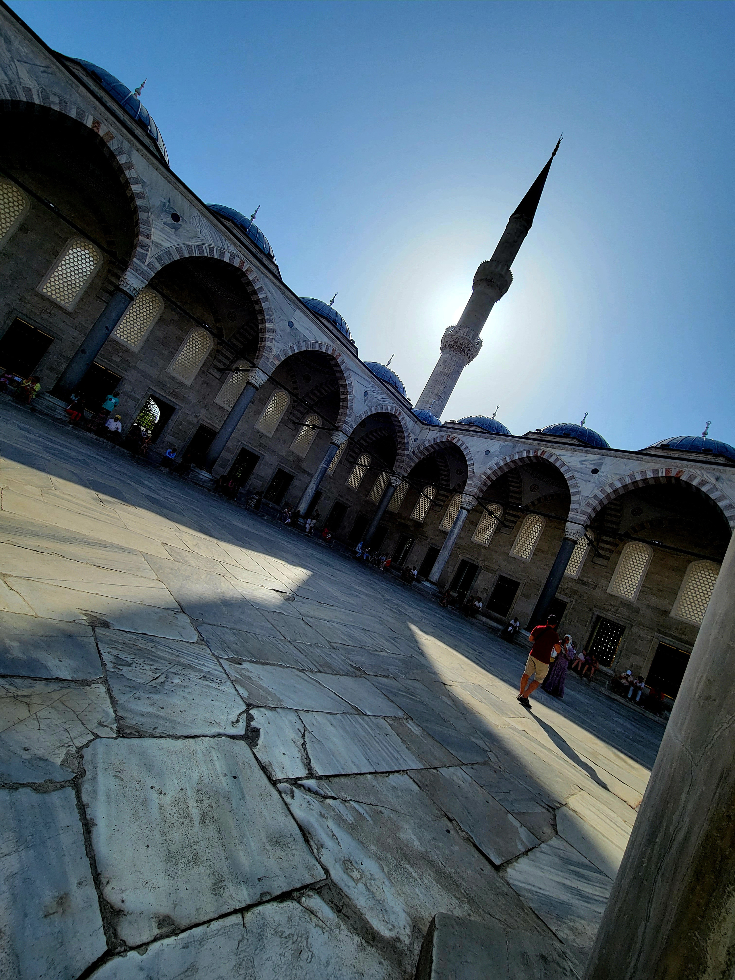 Когда возводили мечеть, султан хотел сделать минареты из золота. Но 70-летний архитектор Мехмет-аге не расслышал слова повелителя и вместо золотых (алтын) построил шесть (алты) минаретов. 