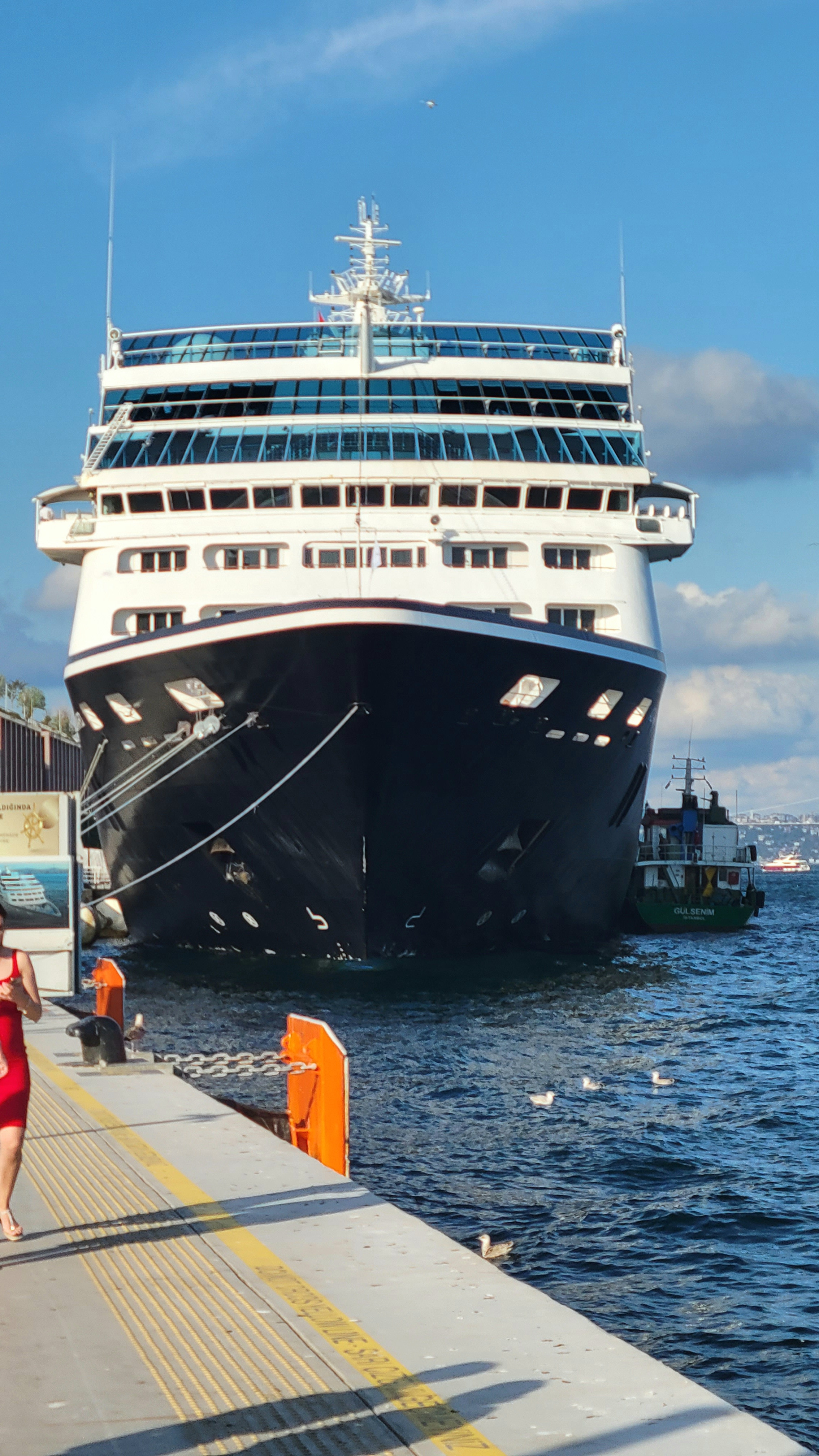 Галатапорт. Современная часть набережной, где швартуются большие круизные лайнеры. Уютный квартал ресторанов, магазинов. Чисто, ухожено, стильно, дорого