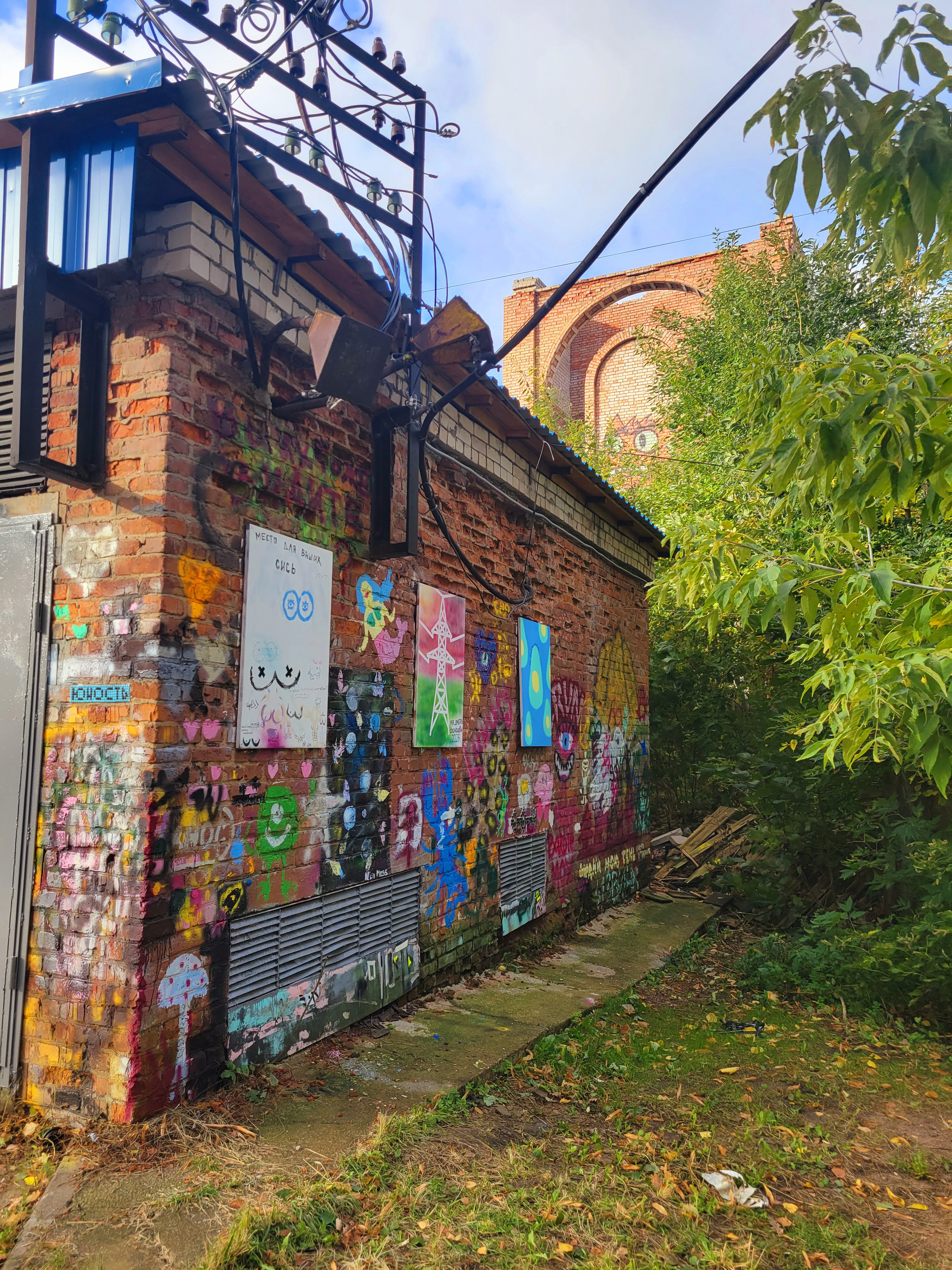 А я еще погулял. Ветрено, холодно, но солнечно и красиво