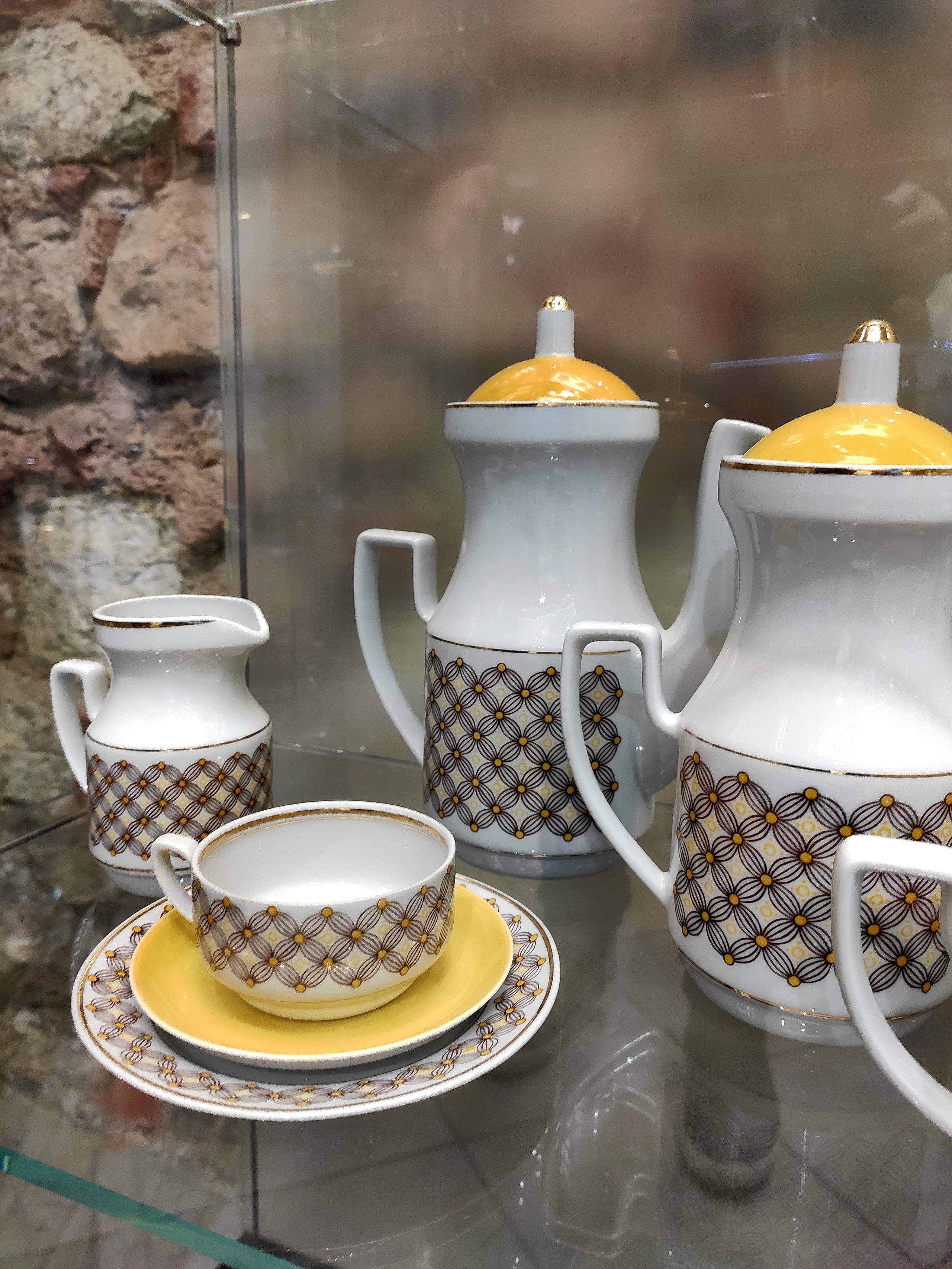 А вот такой сервиз был и у нас в моем детстве. Чашки не очень большие, и чаще всего я из них пил молоко с маслом, пенкой, содой, когда болел.