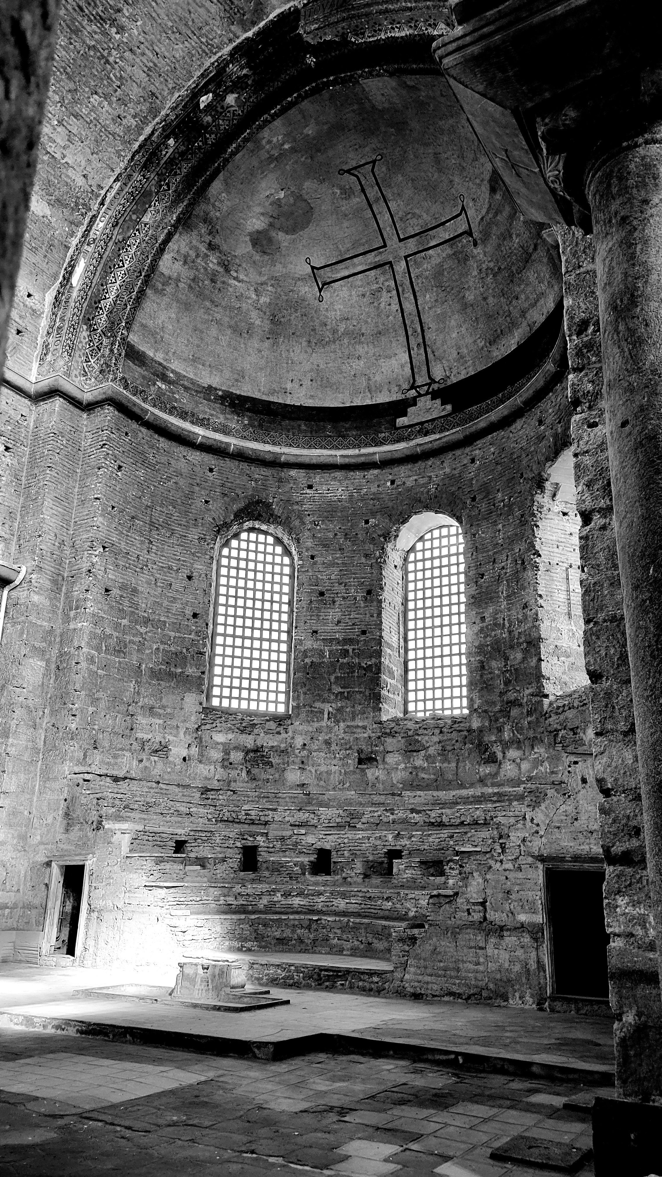 На самом деле Айя-Ирини, построенная в IV в, посвящена не какой-то Ирине. Перевод с греческого "и сиа Ирини"  означает Божественному миру. Именно ему посвятил церковь Константин Великий