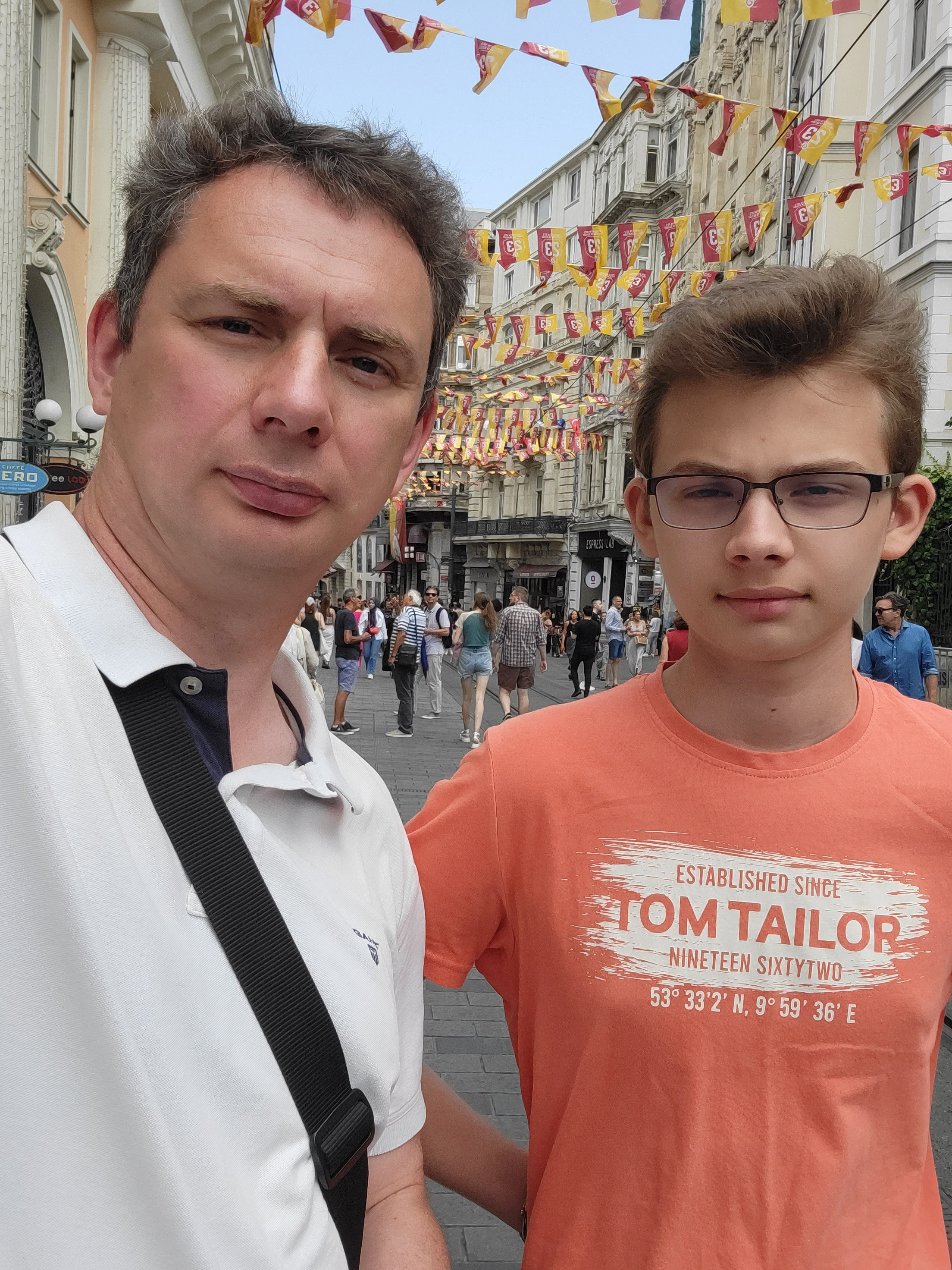 На фуникулере поднялись на улицу Истикляль - местный Арбат