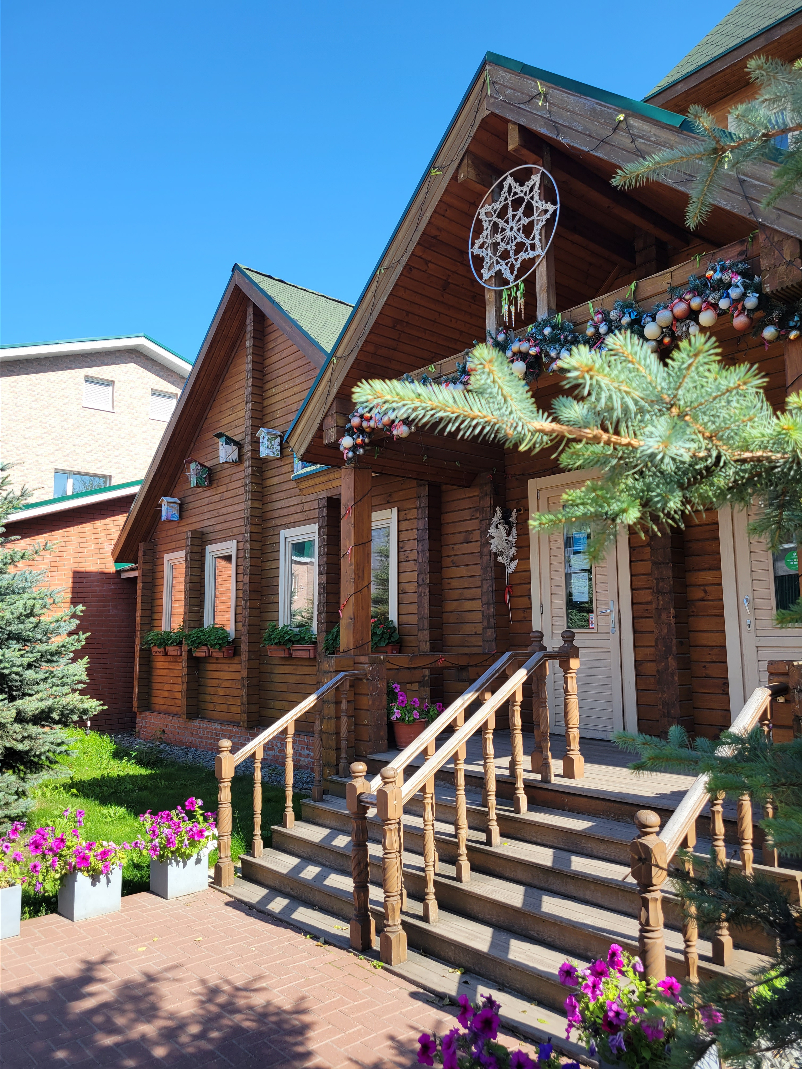 Прибыв в Нижний отправились на фабрику елочных игрушек Ариэль