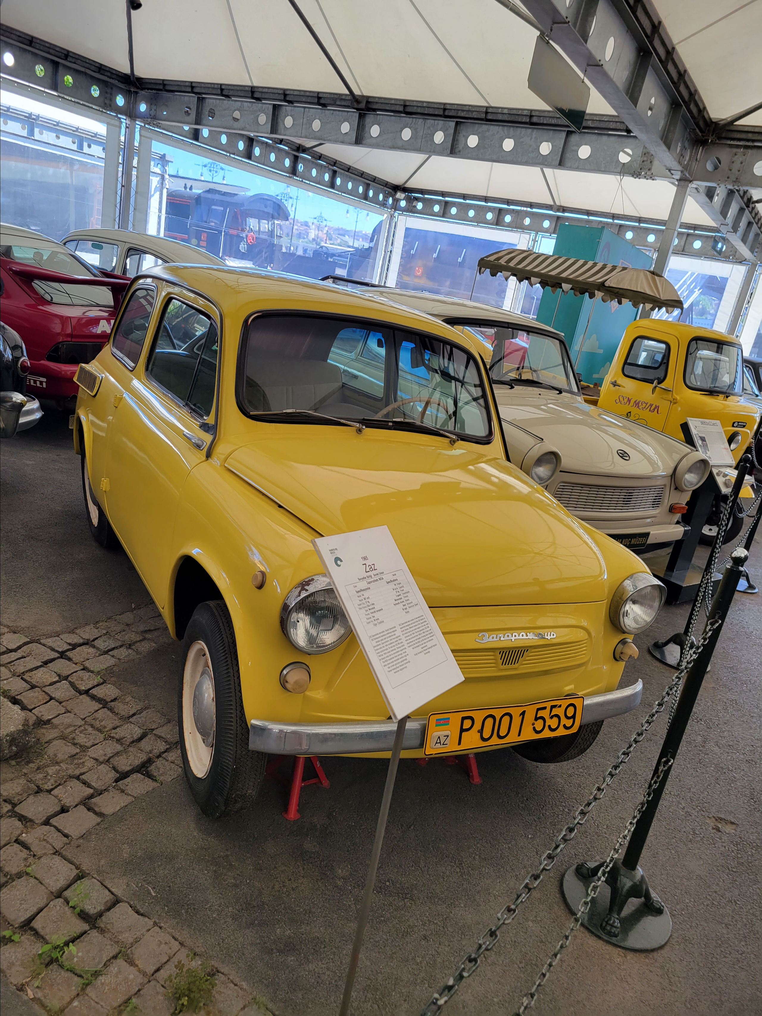 На уличной стоянке и представители автопрома СССР. "Горбатый" запорожец