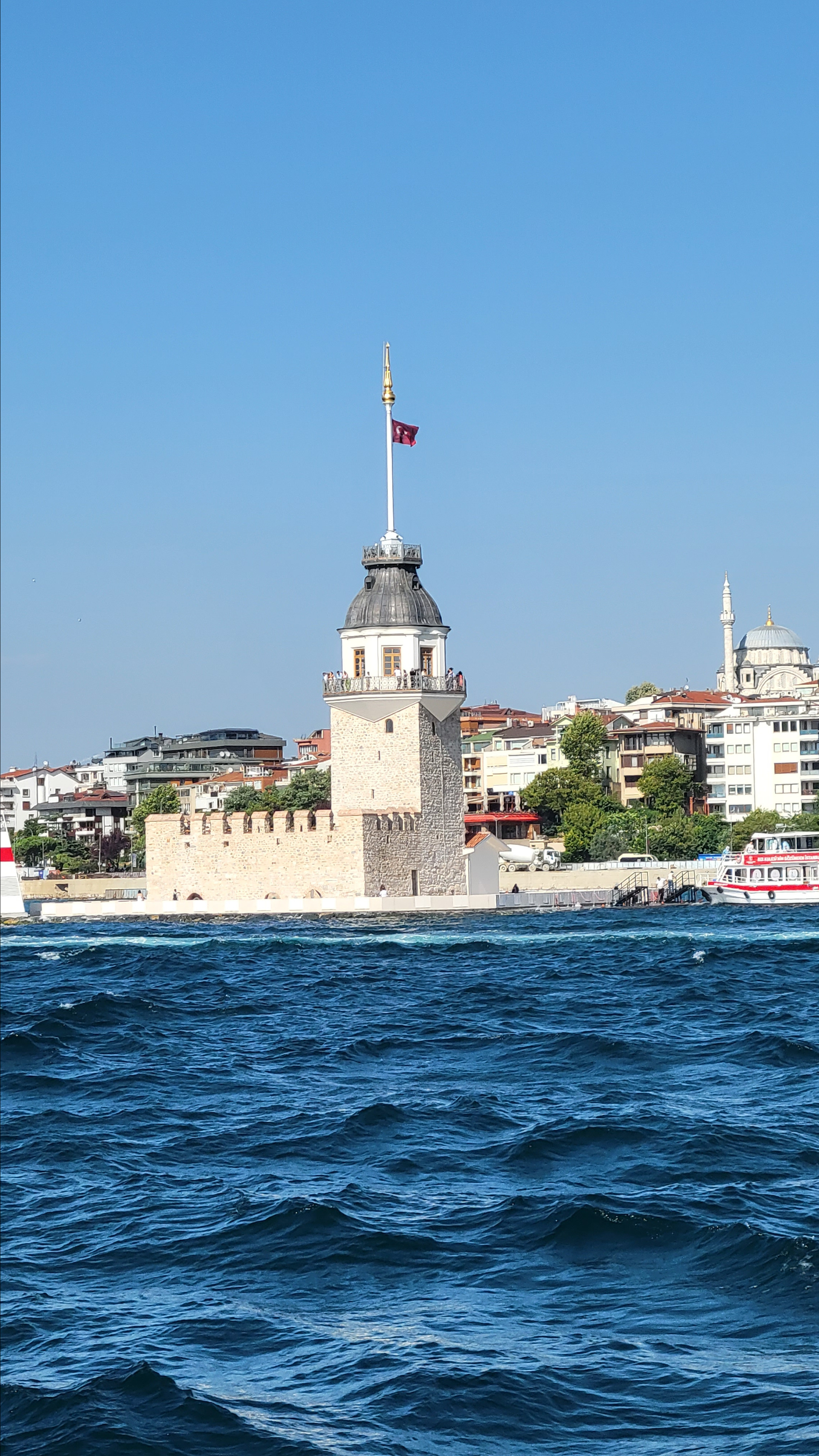 Девичья башня встречает искупавшихся стамбульцев и туристов