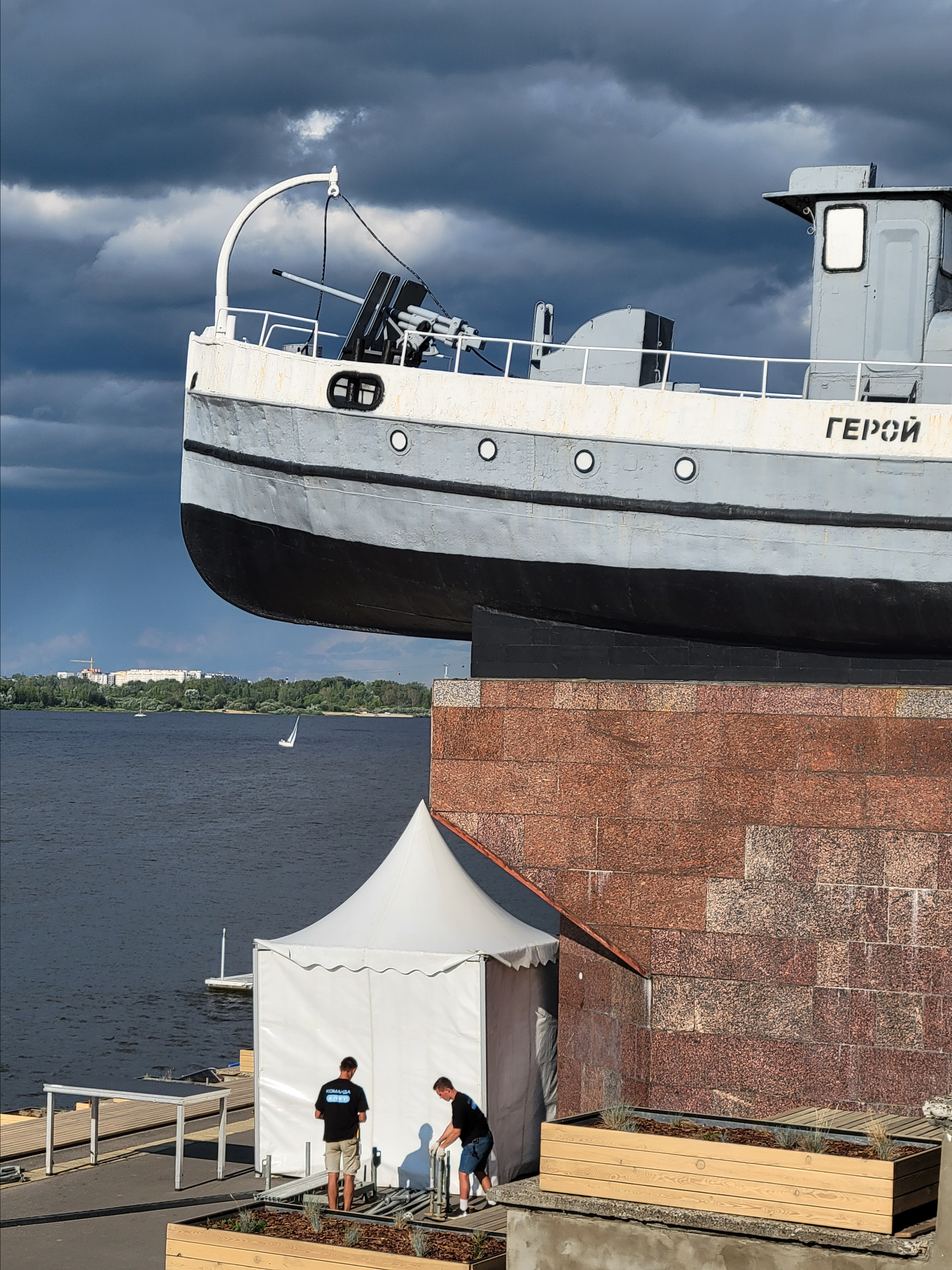 У катера "Герой" - финиш всех дистанций (1, 3, 5 км)