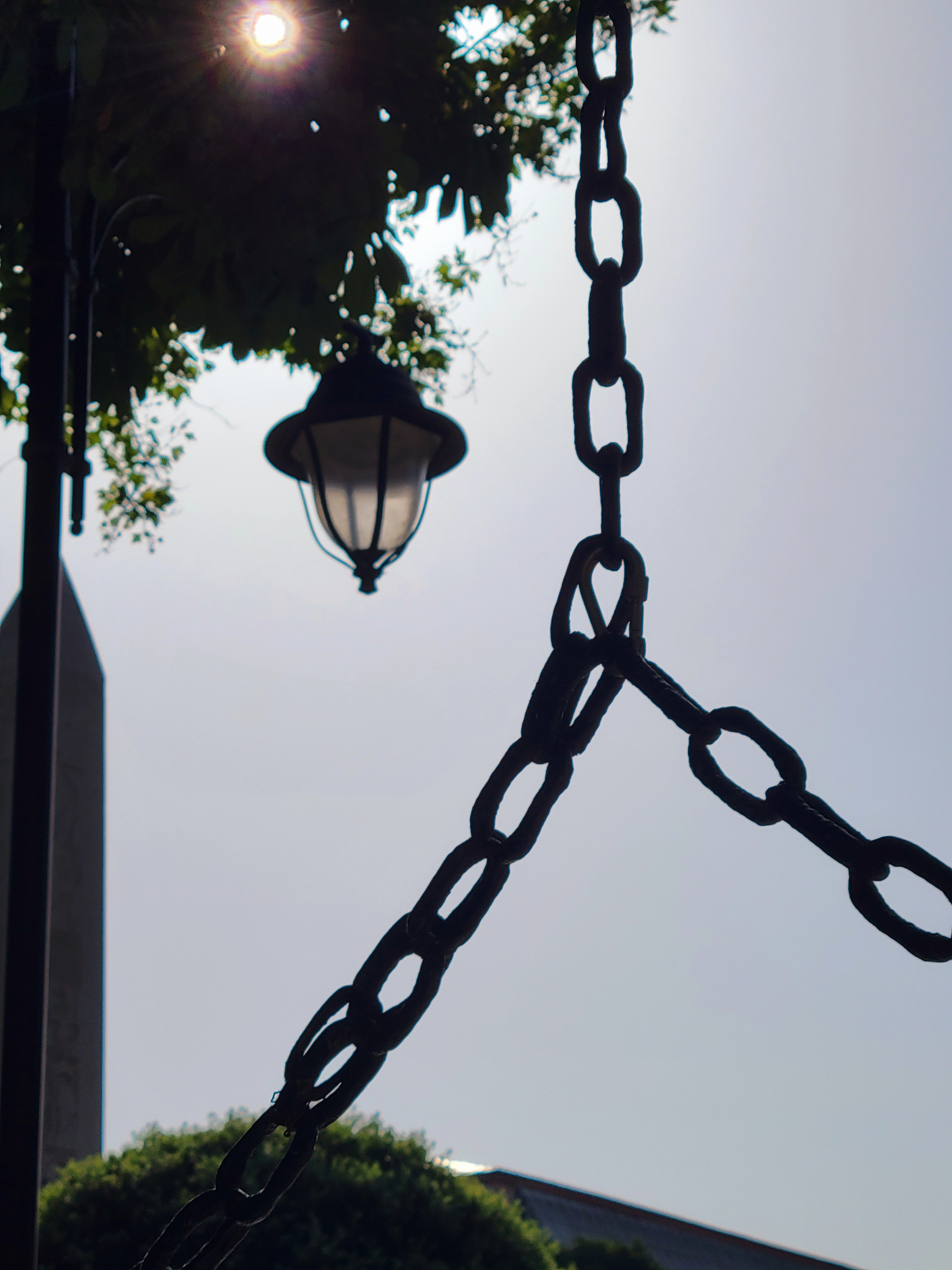 Ворота сделали высокими. Никому, кроме султана, не позволялось входить на территорию не пешком. Но и султан должен был склонить голову - поэтому в воротах натянута цепь