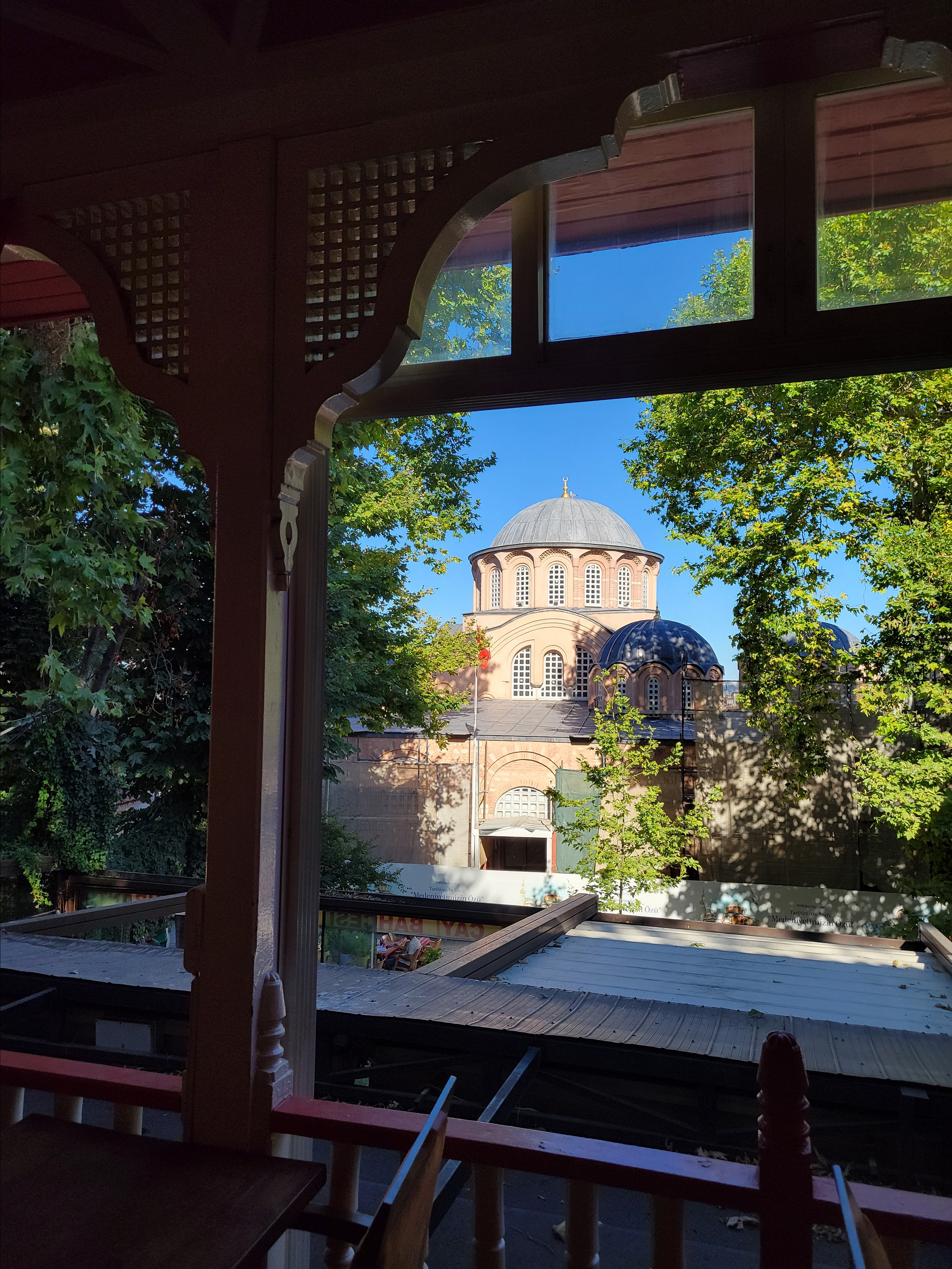 Дальше длинная прогулка через трущобный район Балат. Атмосферно, но в вечернее время оказаться там никакого желания. Музей Карие - с византийскими фресками - переделан в мечеть, идет ремонт. Попасть не удалось