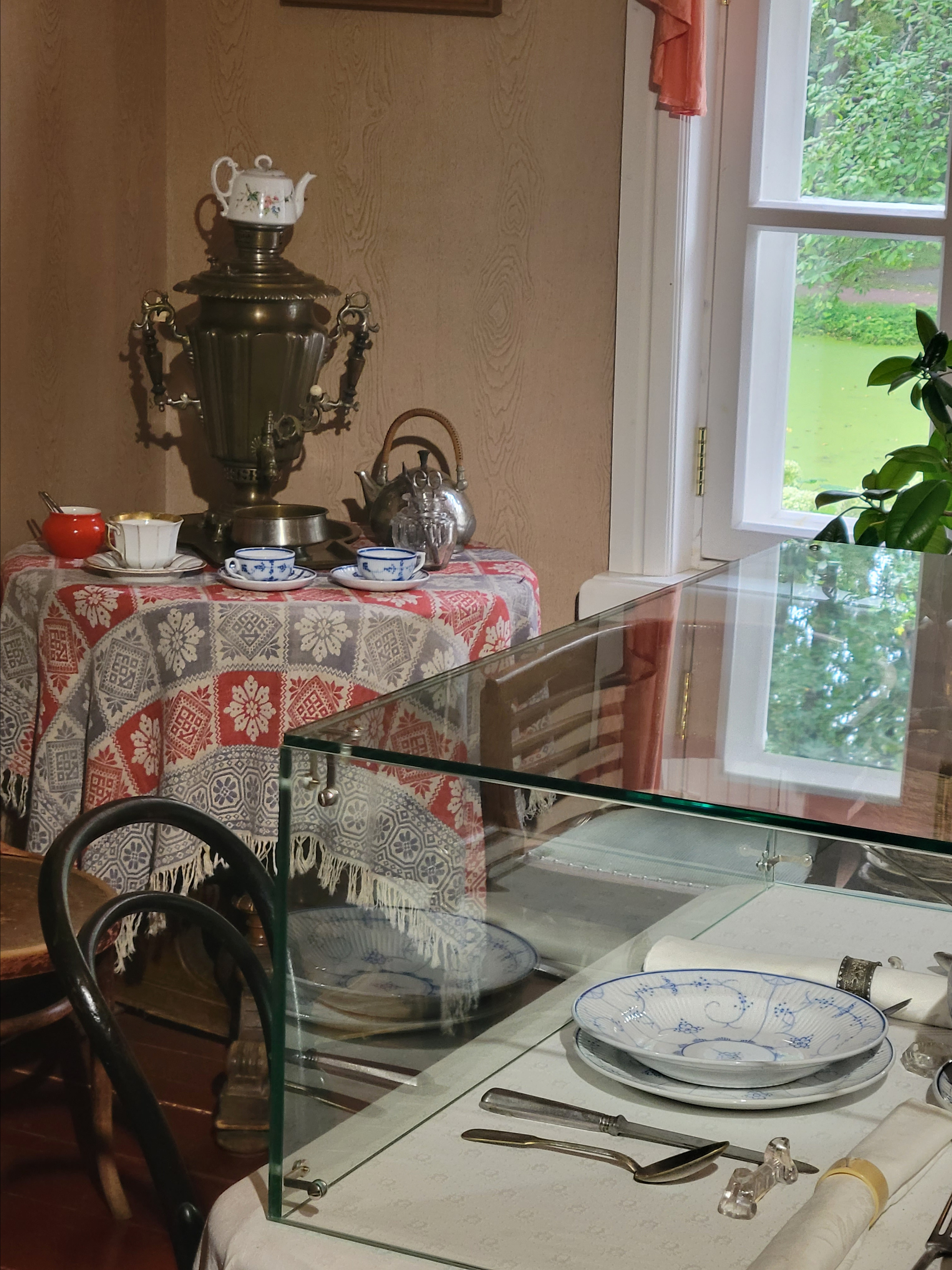 В главном доме - комнаты А.П. Чехова, его сестры Марии. Мария преподавала в гимназии и рисовала. Ее учителями были Серов, Коровин, Левитан.