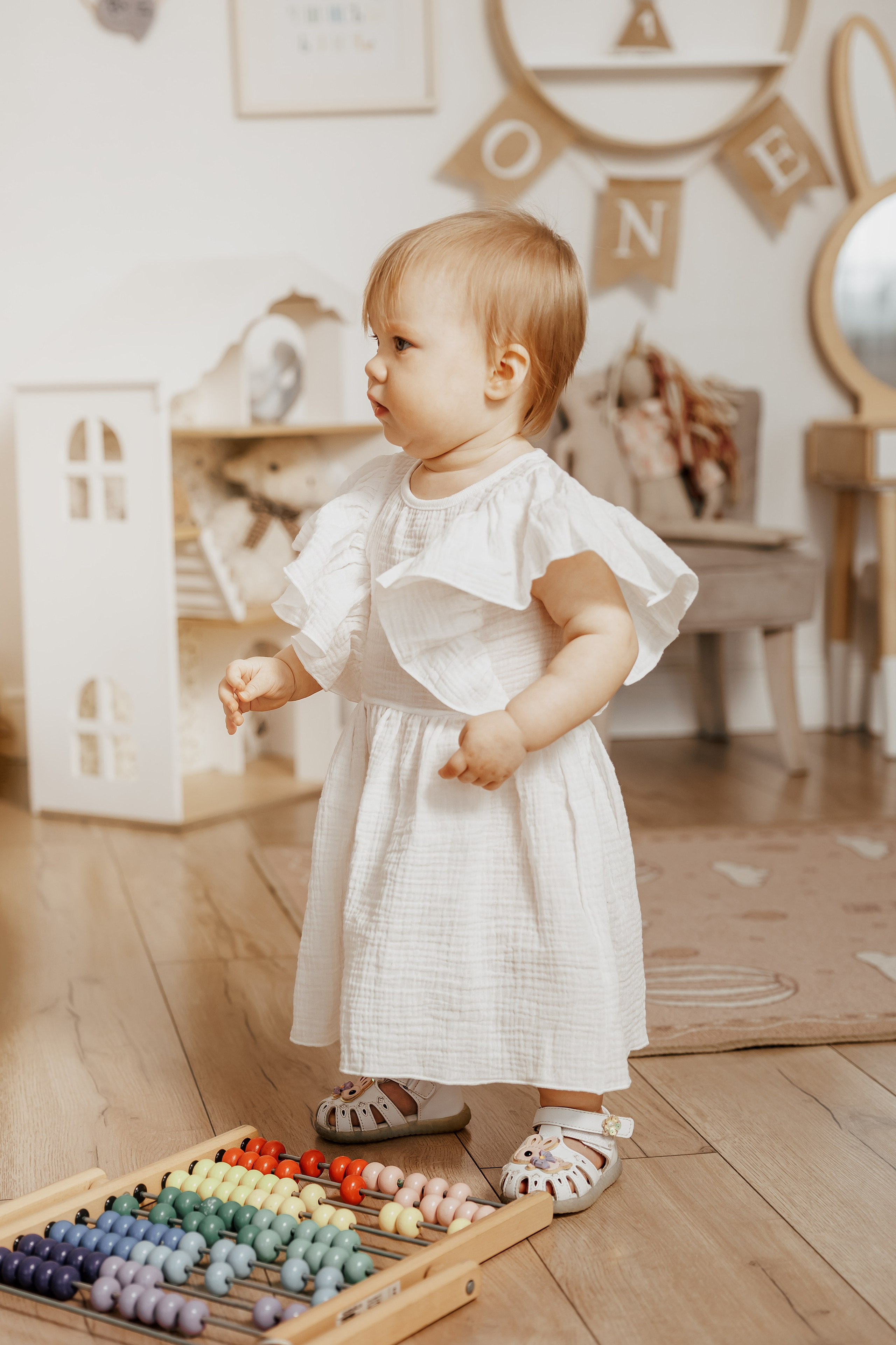 Семейная фотосессия для семьи с девочками близнецами на годик одежда в светлых тонах светлая бежевая студия в Москве теплые тона