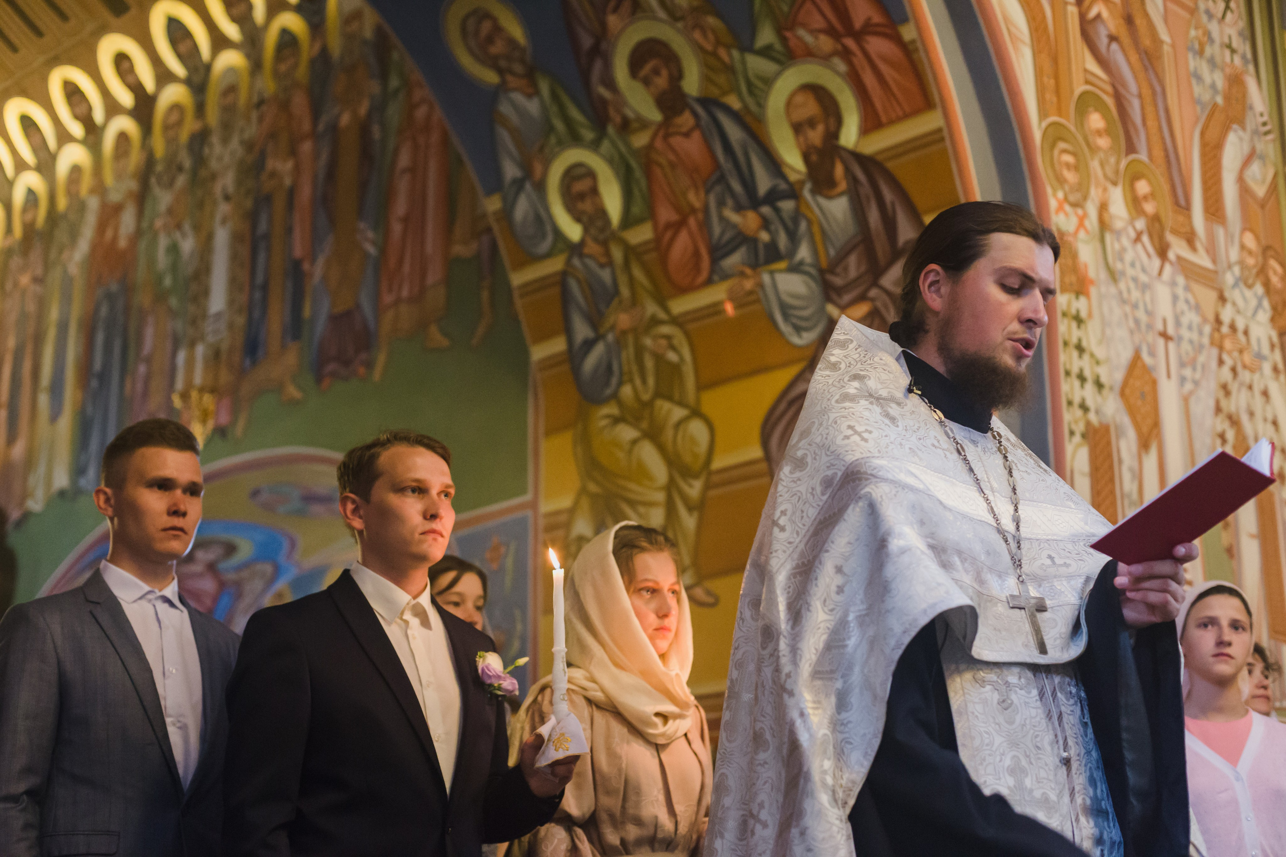 Венчание. Священник читает молитвы.