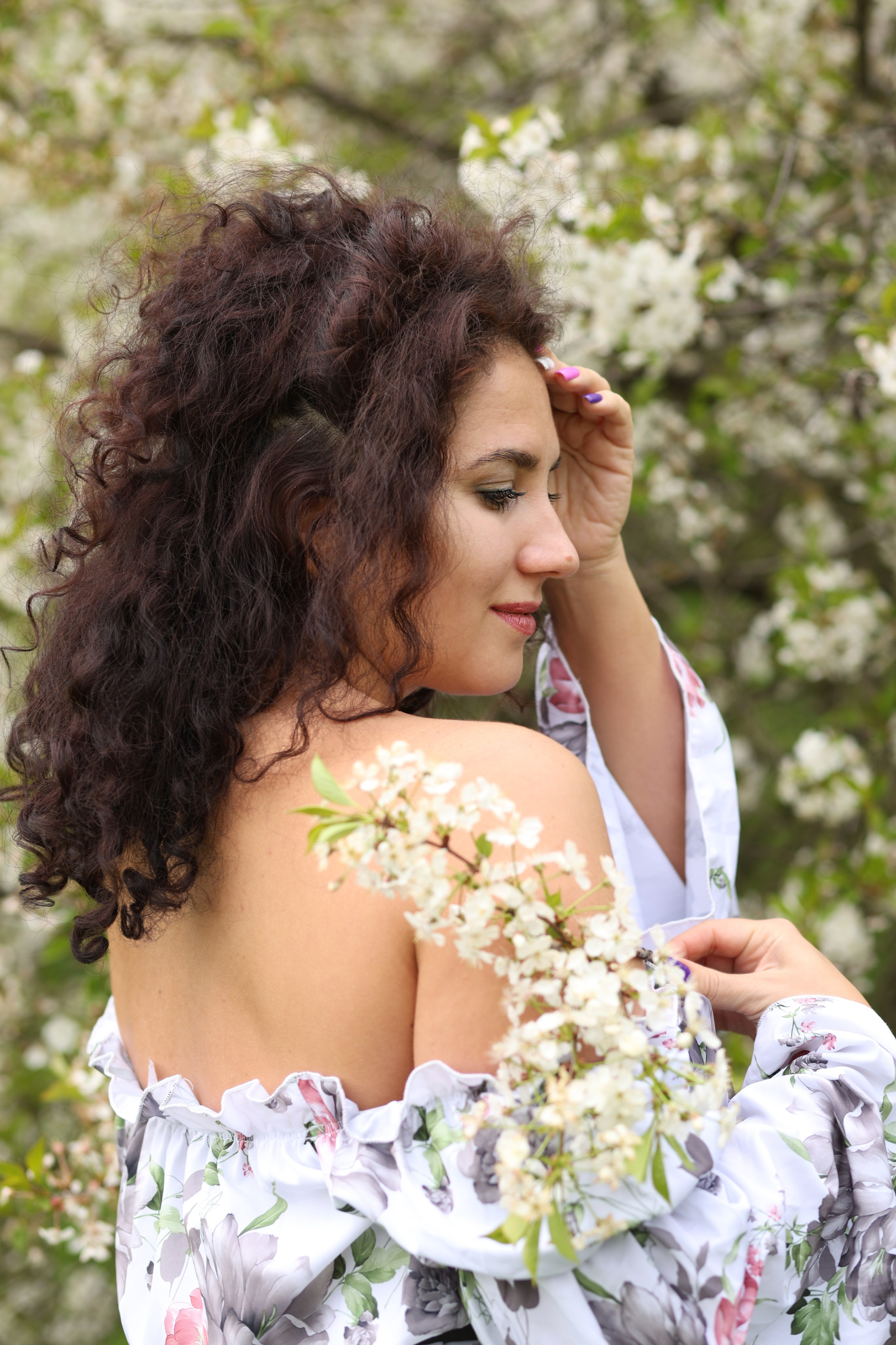 Портрет девушки в цветении белой яблони в парке Коломенское в Москве. Профессиональный фотограф