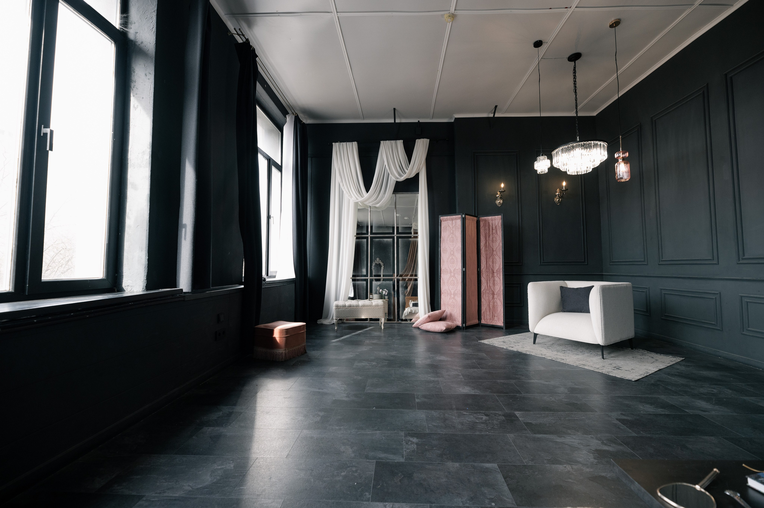 Темный зал для фотосессий в будуарном стиле. Эстетичный интерьер, все необходимое оборудование для съемки. 